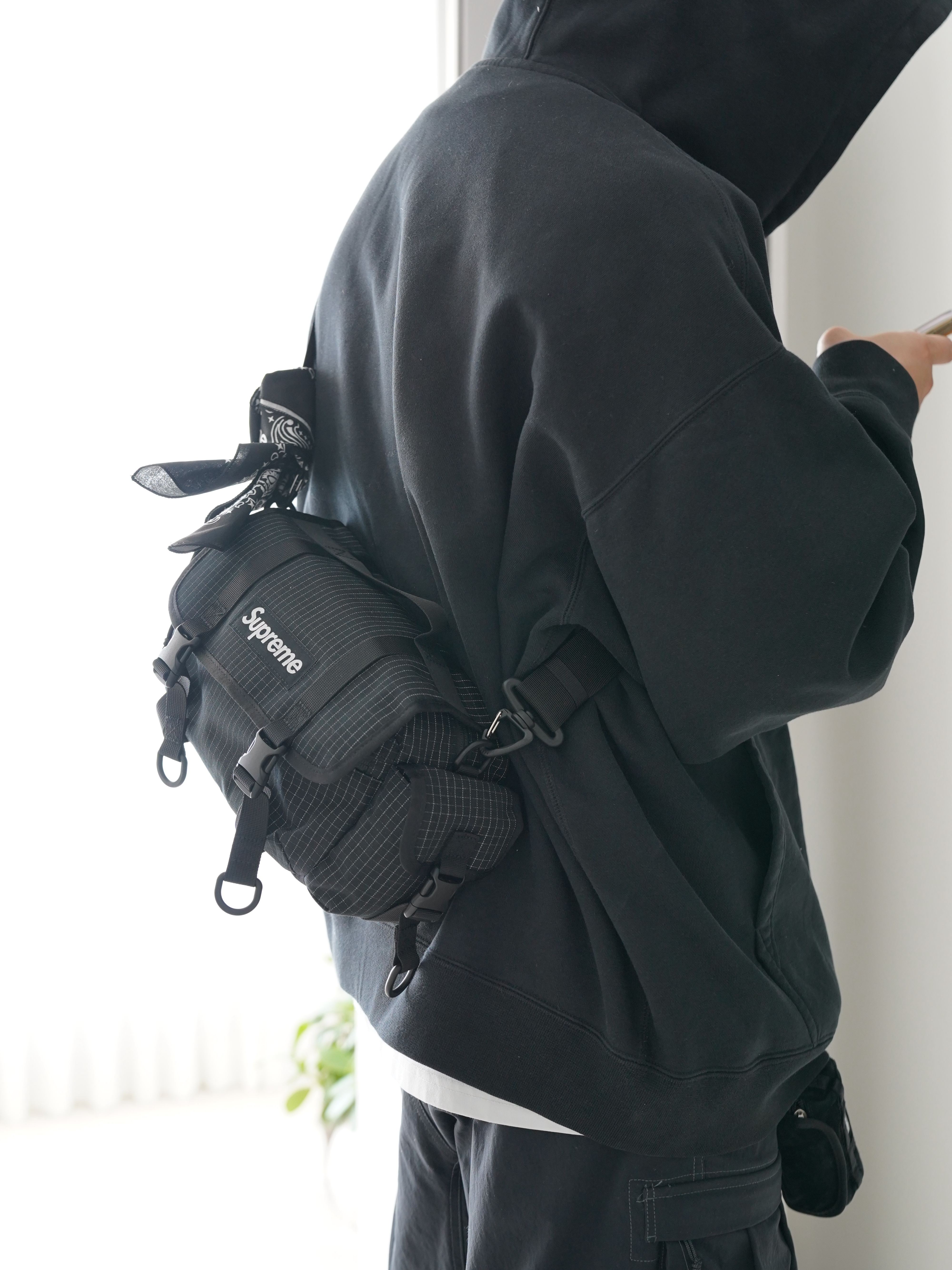Supreme Mini Duffle Bag Black - 24SS, Supreme Hav-A-Hank Bandanas Multicolor (Set of 3) - 24SS 착용 스타일 - 5
