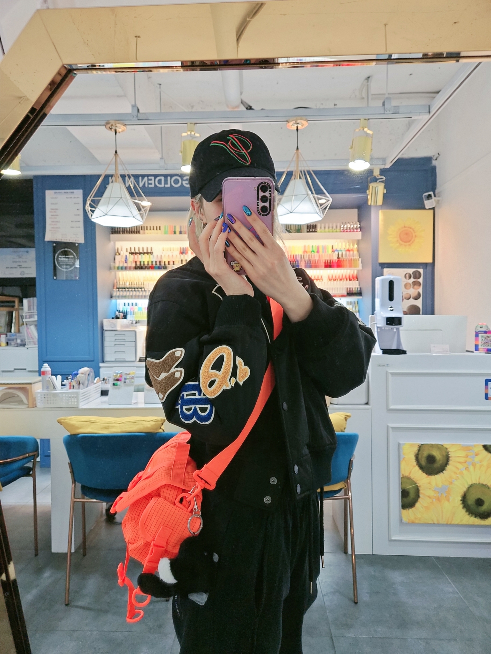 Supreme Mini Duffle Bag Orange - 24SS, Helinox Catchy Keyring Black 착용 스타일 - 2