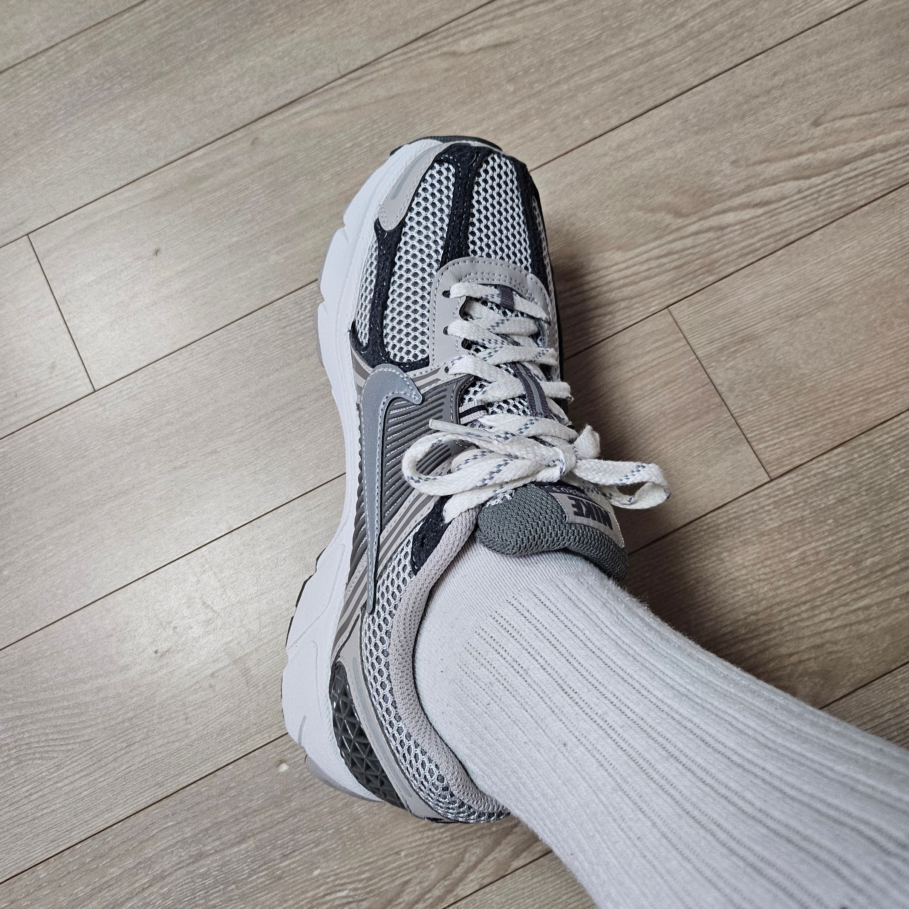 Nike Zoom Vomero 5 PRM Light Iron Ore and Flat Fewter 착용 스타일 - 2