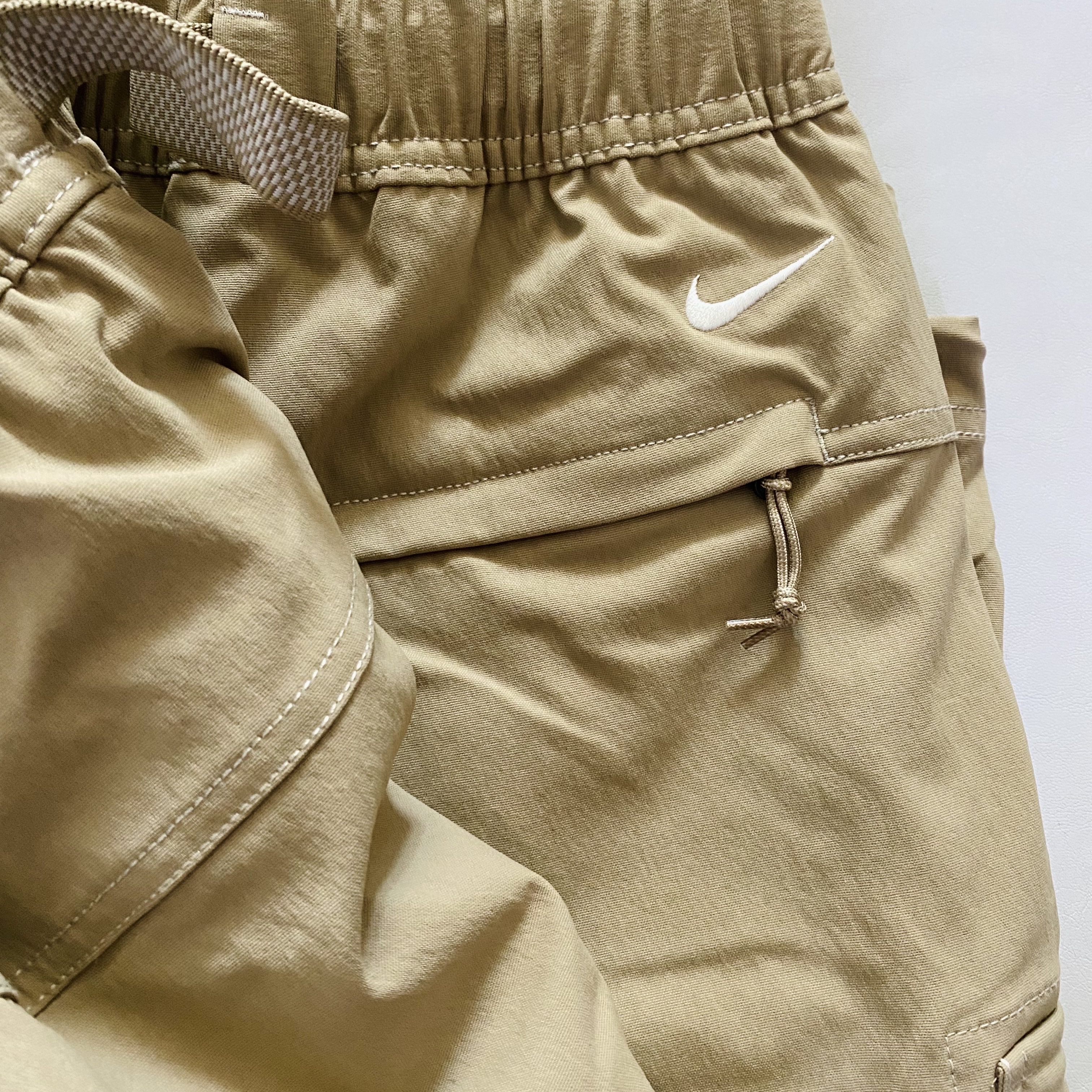 Nike ACG Smith Summit Cargo Pants Khaki Iron Ore - Asia 착용 스타일 - 2