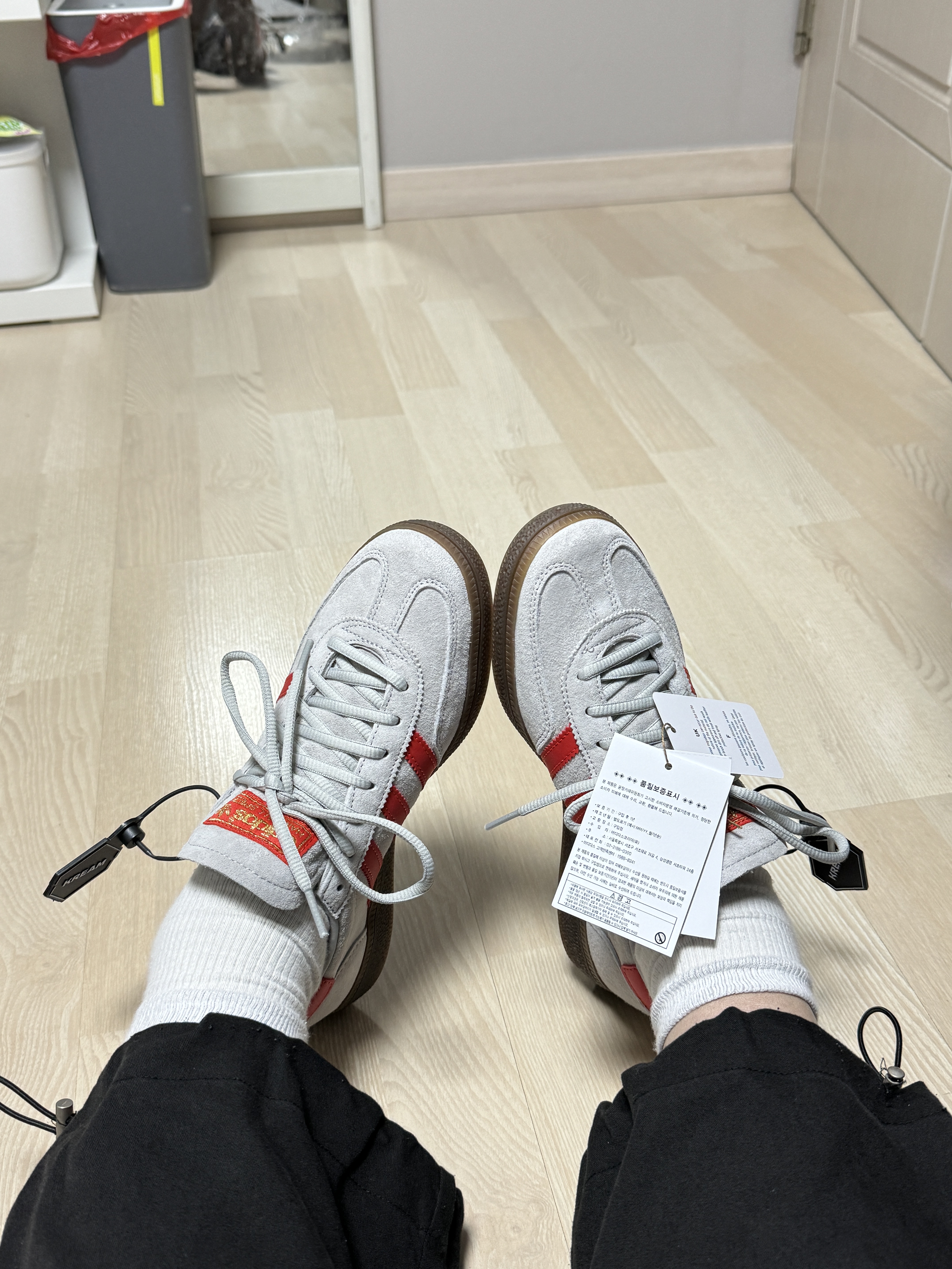 Adidas Spezial Handball Grey Hi-Res Red 착용 스타일 - 3