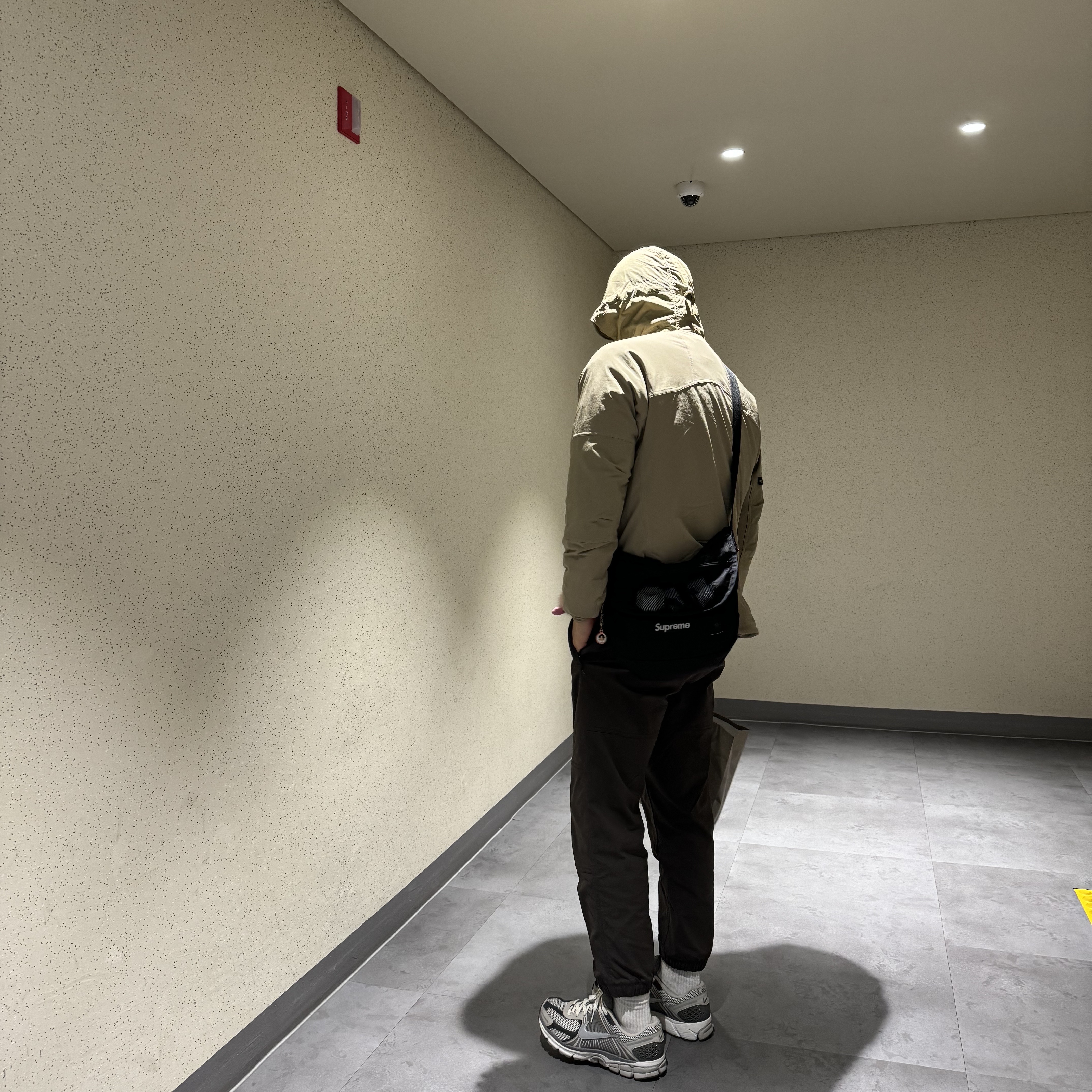 Nike ACG Sun Farer Jacket Khaki Summit White - Asia, Supreme Small Messenger Bag Black - 22SS 착용 스타일
