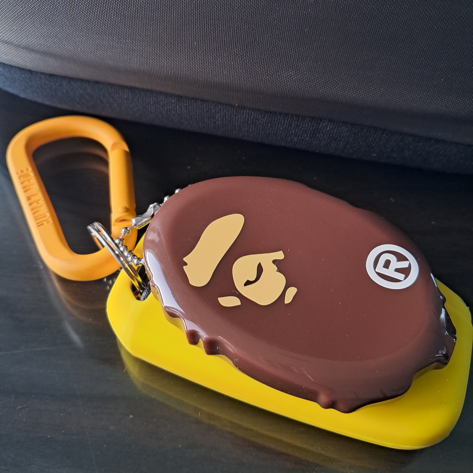 BAPE Ape Head Coin Case M Brown 착용 스타일