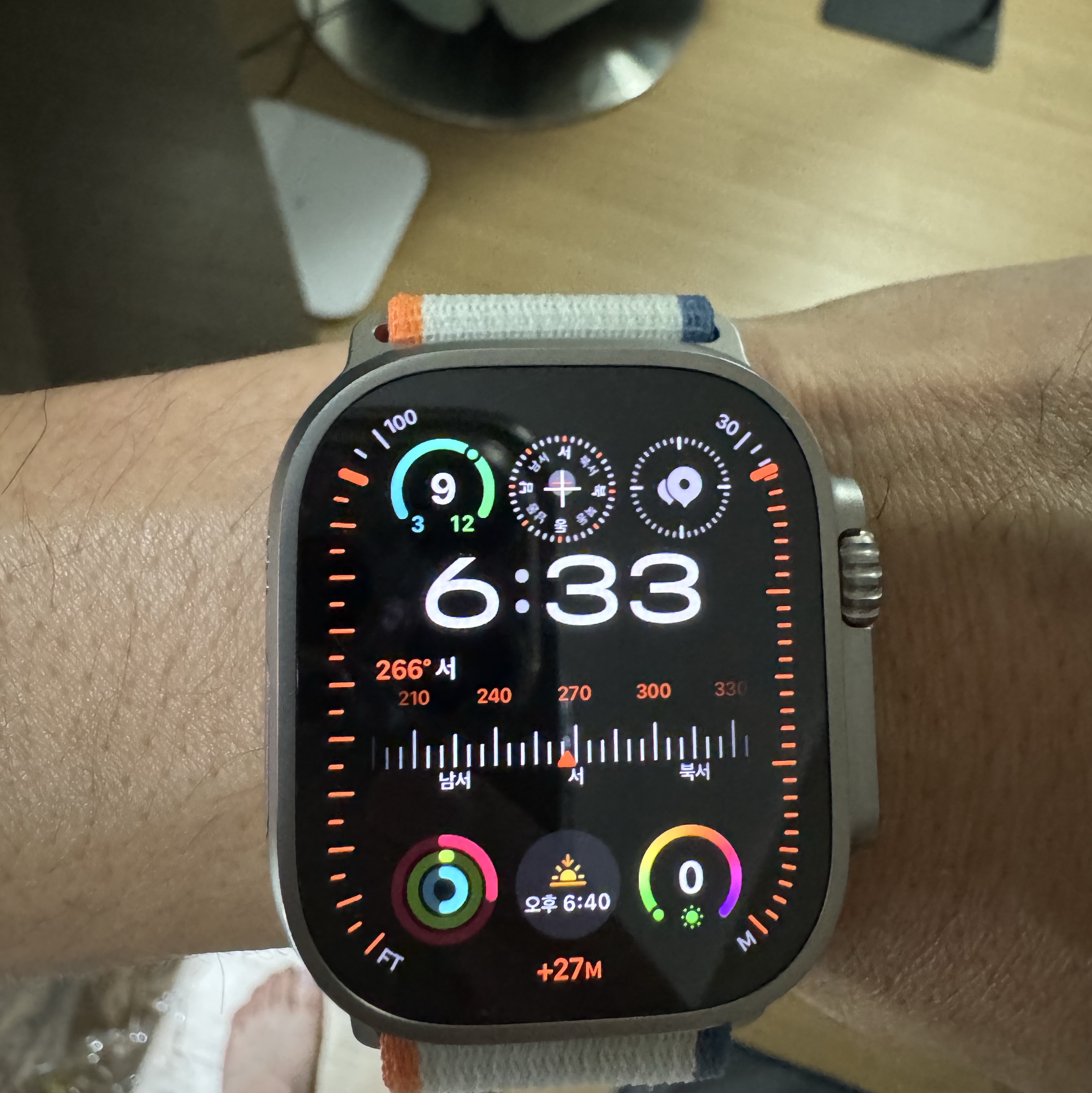 Apple Watch Ultra 2 49mm Titanium Case with Trail Loop M/L Orange Beige (Korean Ver.), Apple Watch Ultra 2 49mm Titanium Case with Trail Loop S/M Orange Beige (Korean Ver.) 착용 스타일 - 1