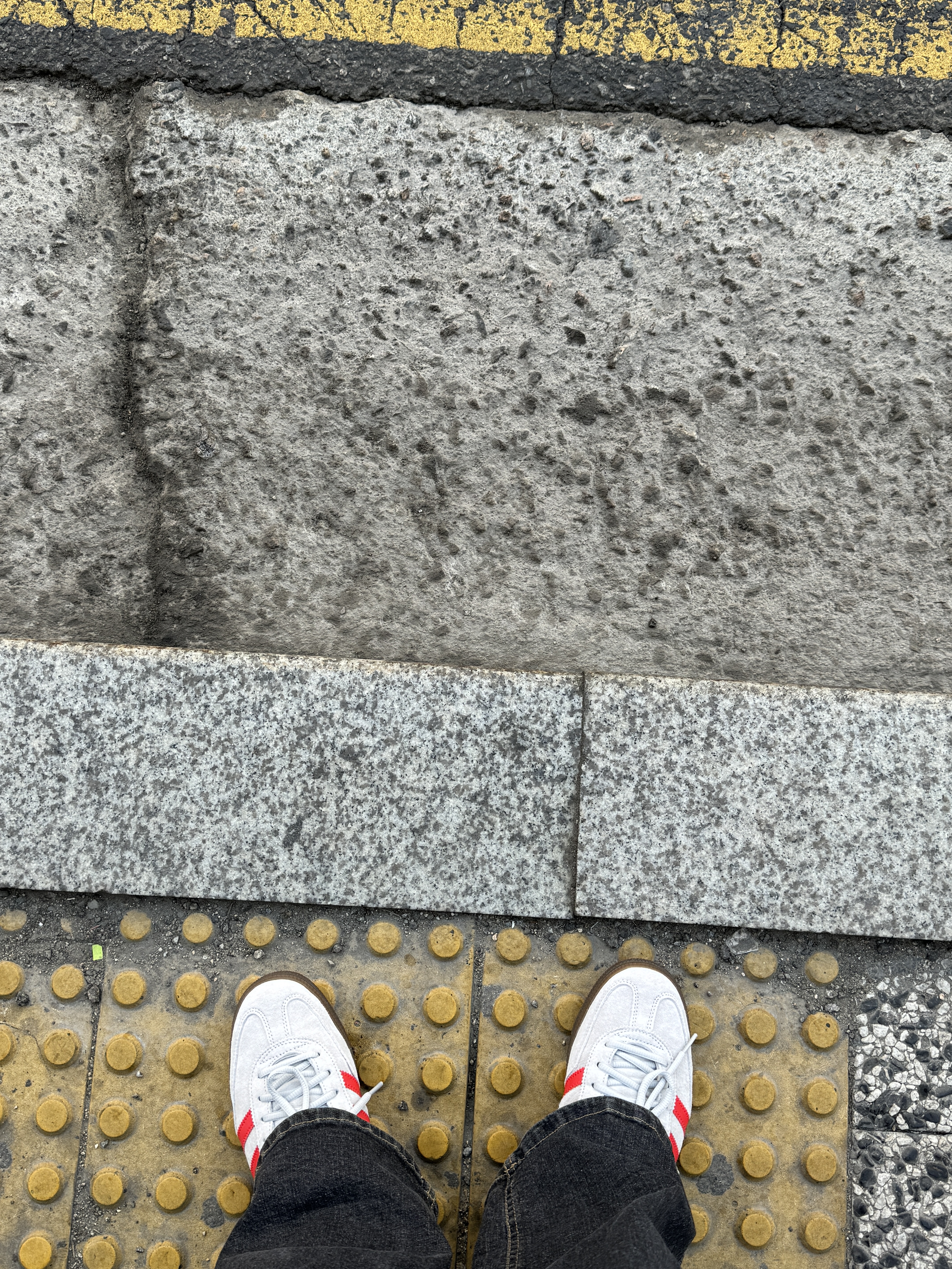 Adidas Spezial Handball Grey Hi-Res Red 착용 스타일 - 1