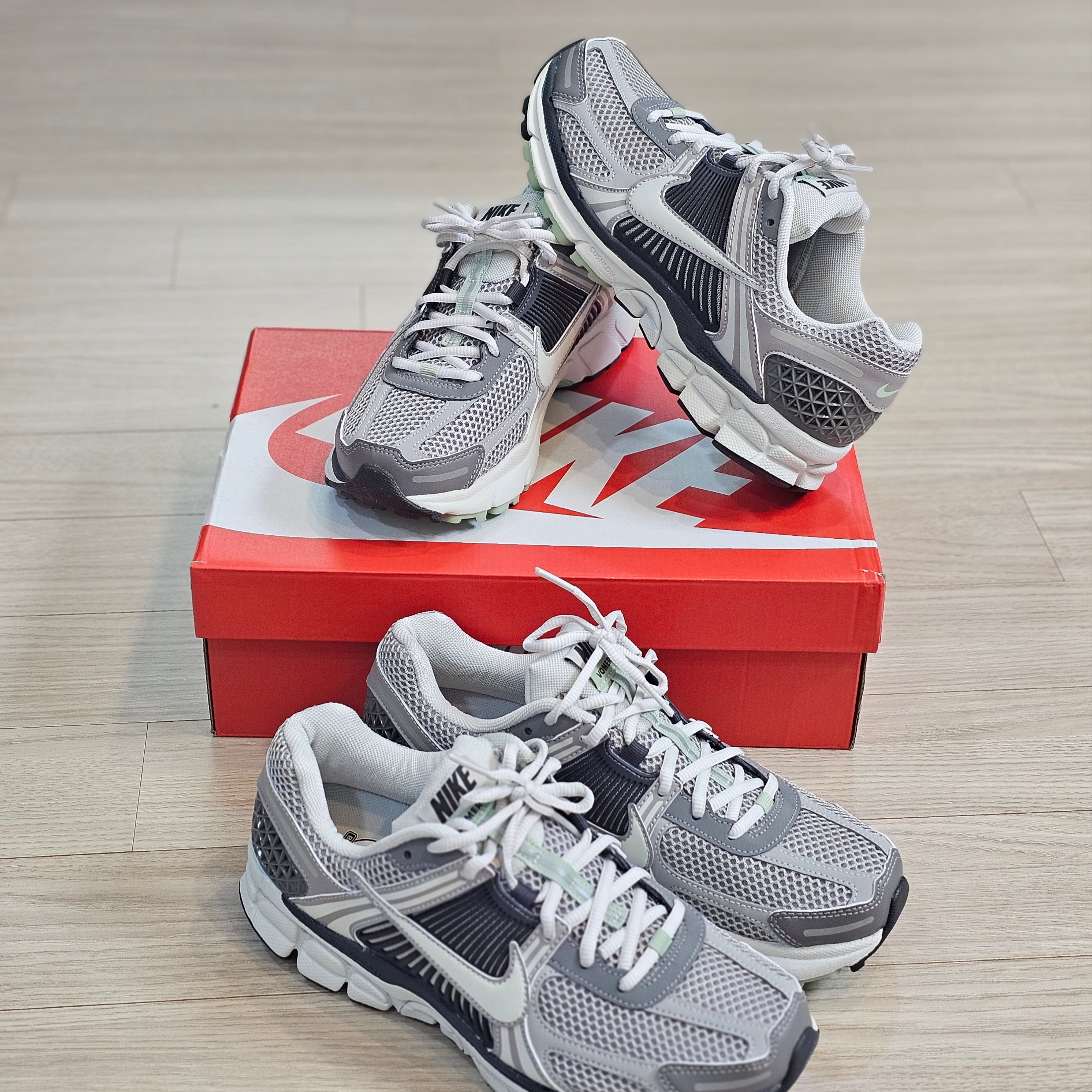 (W) Nike Zoom Vomero 5 Cobblestone and Flat Pewter 착용 스타일