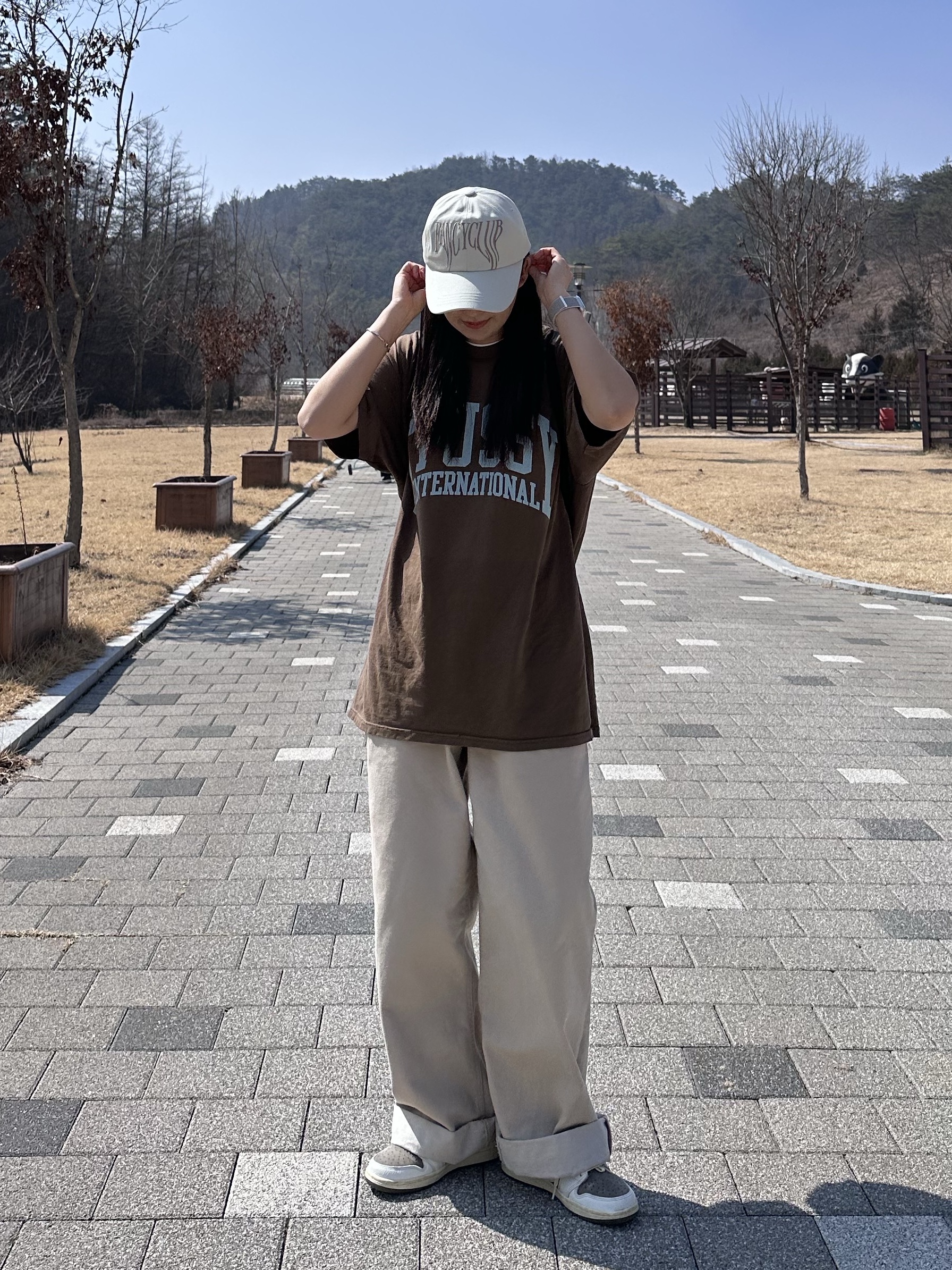 Jordan 1 x Travis Scott Retro Low OG SP Sail and Ridgerock, Stussy International Pigment Dyed T-Shirt Brown 착용 스타일 - 1