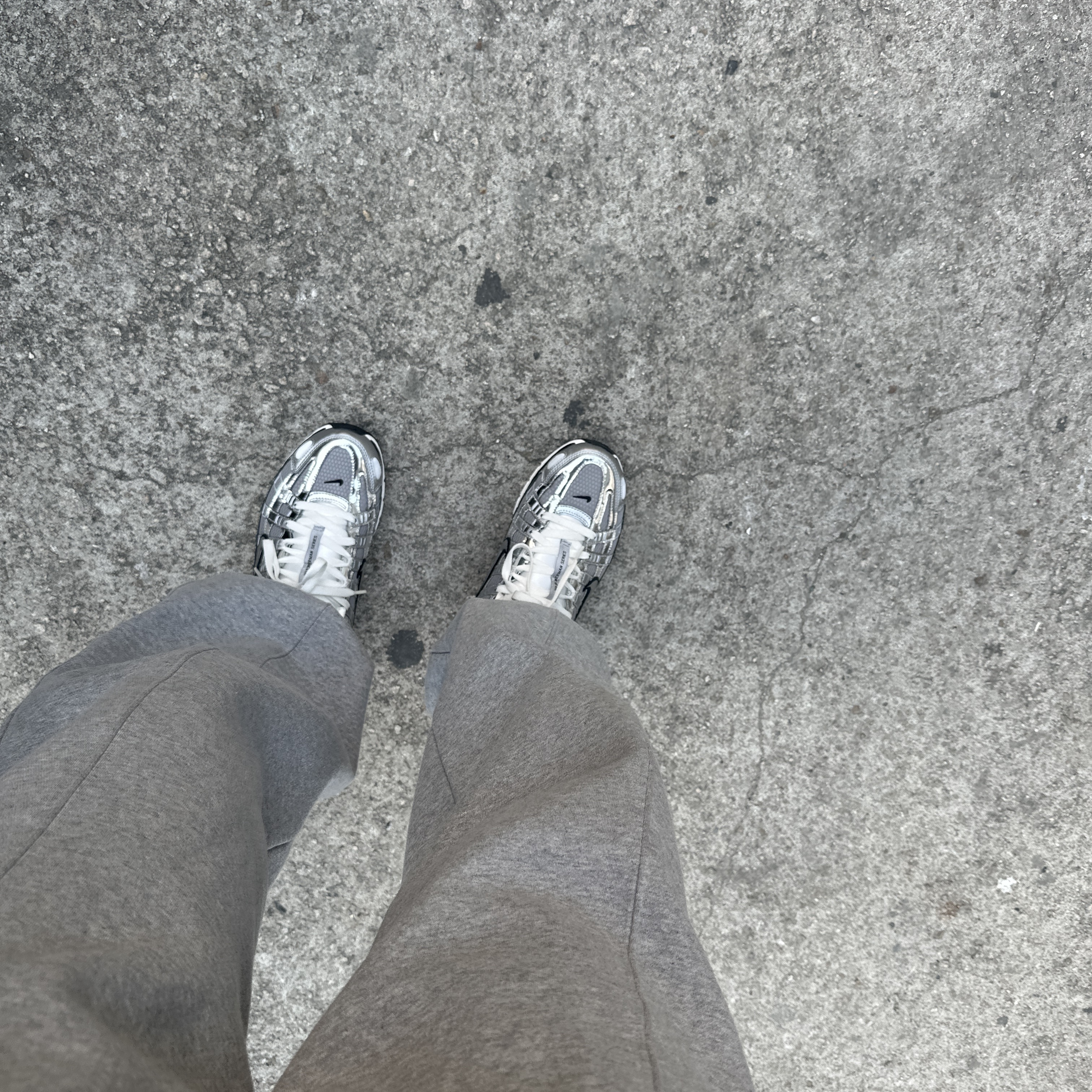 Nike P-6000 Metallic Silver 착용 스타일