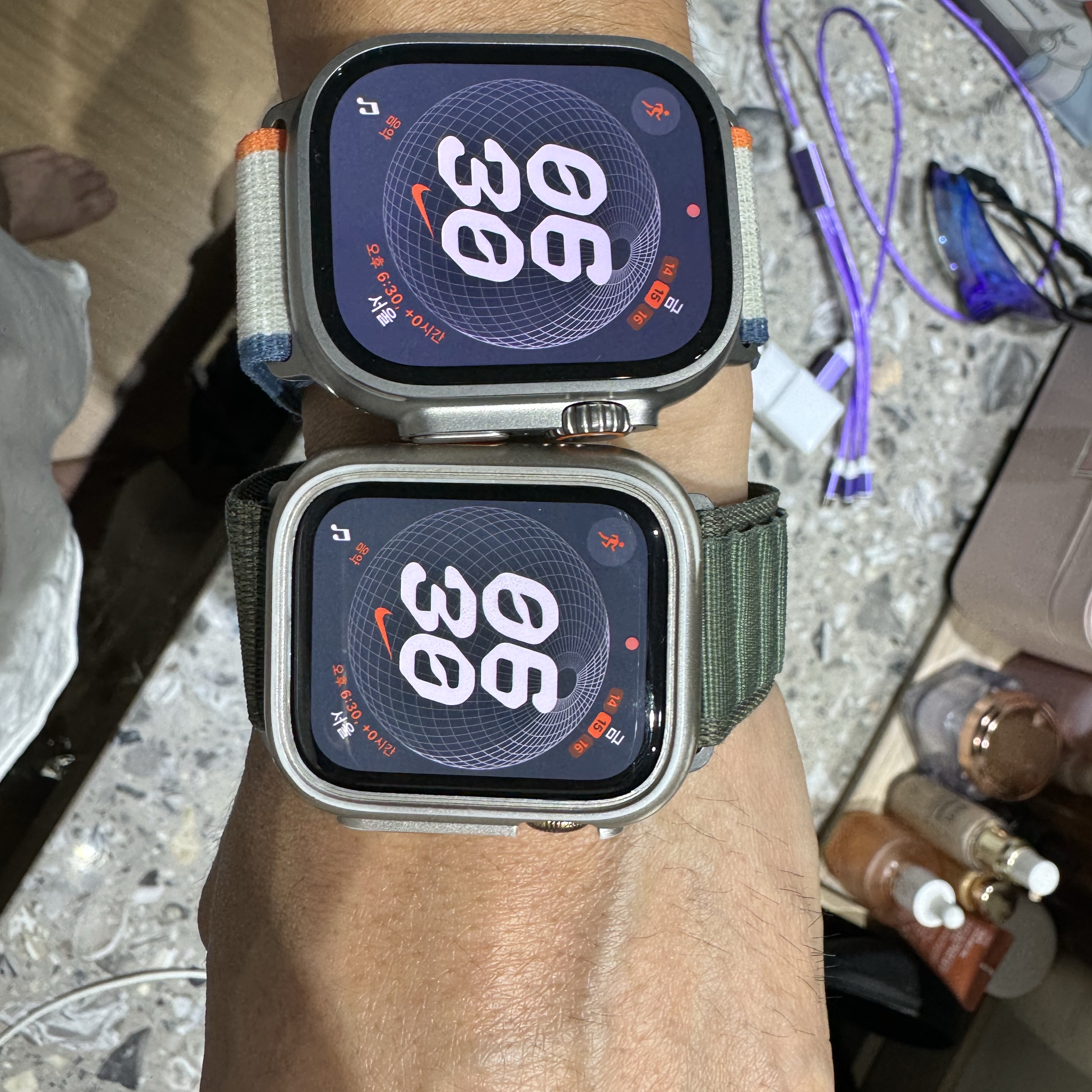 Apple Watch Ultra 2 49mm Titanium Case with Trail Loop M/L Orange Beige (Korean Ver.), Apple Watch Ultra 2 49mm Titanium Case with Trail Loop S/M Orange Beige (Korean Ver.) 착용 스타일 - 2