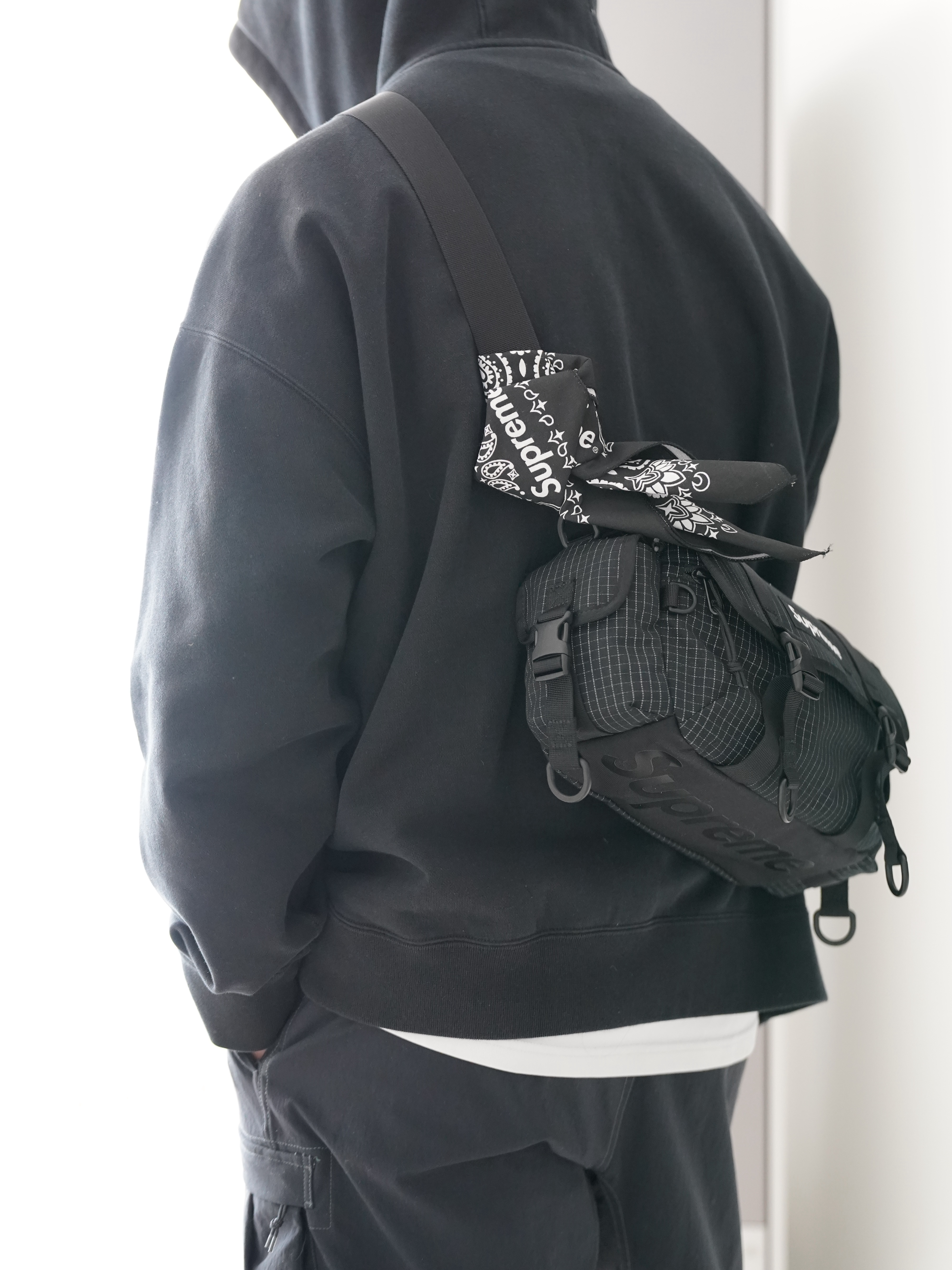 Supreme Mini Duffle Bag Black - 24SS, Supreme Hav-A-Hank Bandanas Multicolor (Set of 3) - 24SS 착용 스타일 - 4