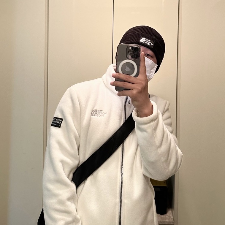 The North Face Big Logo Beanie Navy 착용 스타일 - 2