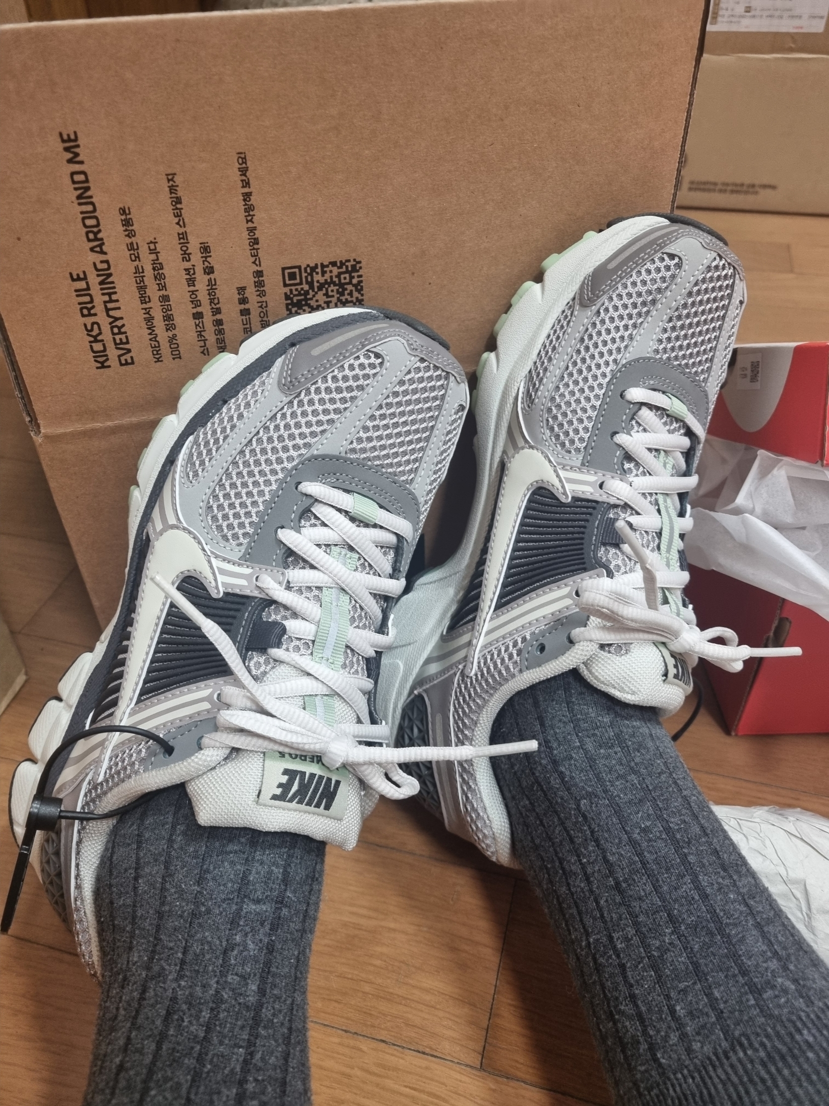 (W) Nike Zoom Vomero 5 Cobblestone and Flat Pewter 착용 스타일 - 2