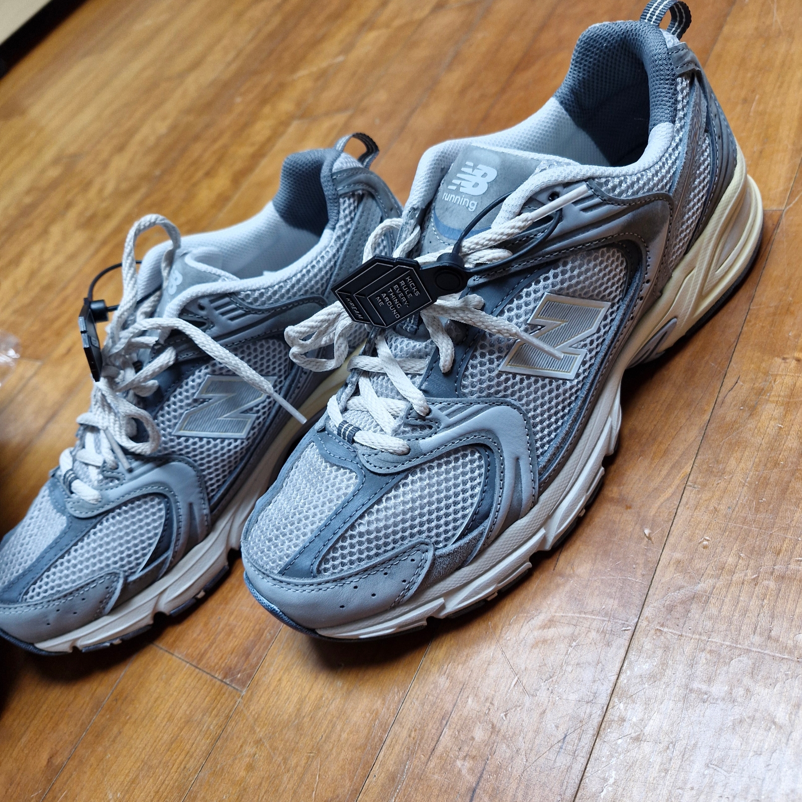 New Balance 530 Premium Vintage Grey Matter 착용 스타일 - 1