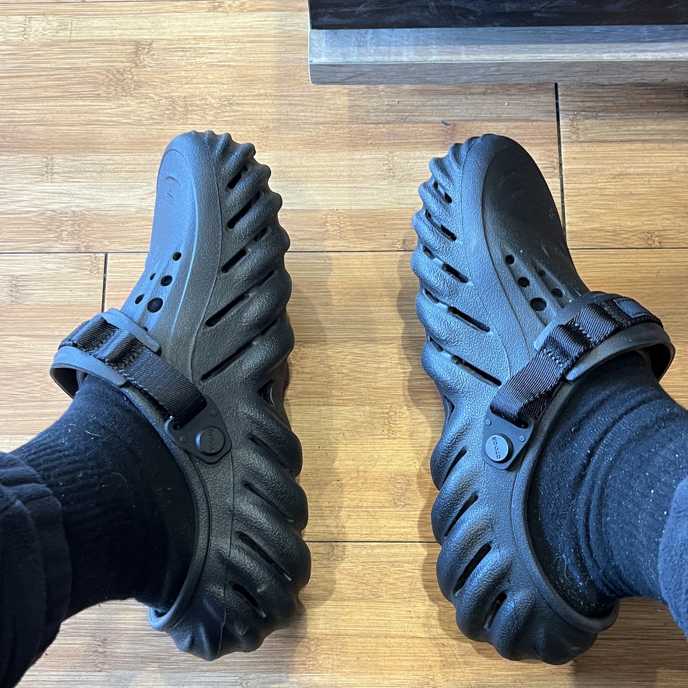Crocs Echo Clog Black 착용 스타일