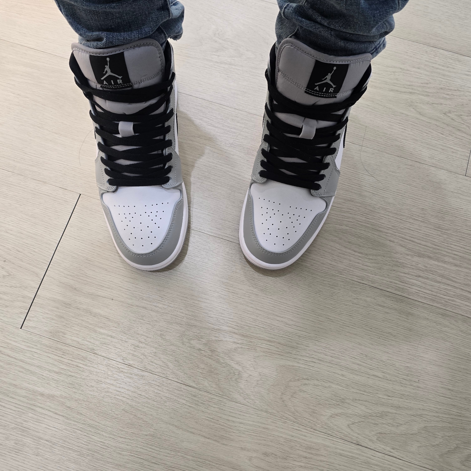 Jordan 1 Mid Light Smoke Grey 착용 스타일 - 3