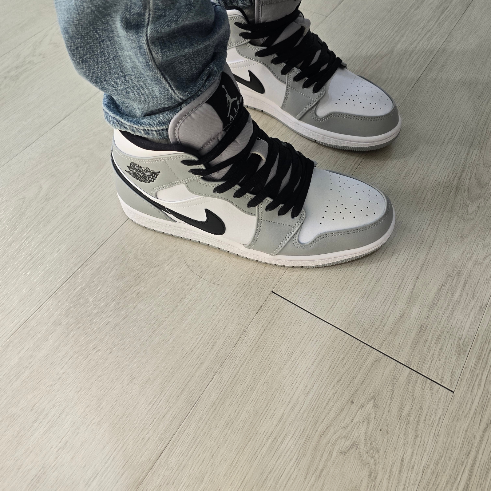Jordan 1 Mid Light Smoke Grey 착용 스타일 - 2