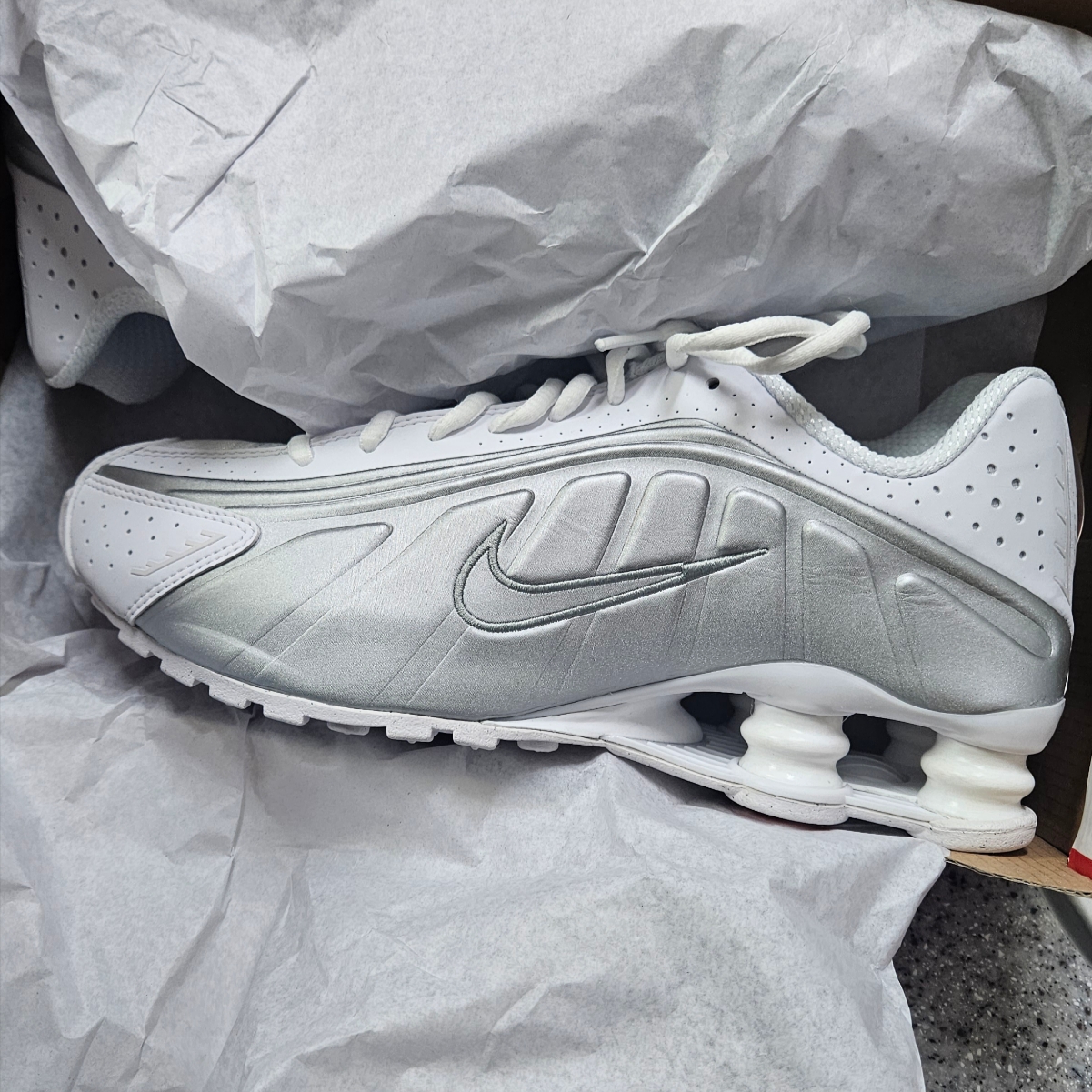 (W) Nike Shox R4 White Metallic Silver, (W) Nike Shox R4 Black 착용 스타일 - 2