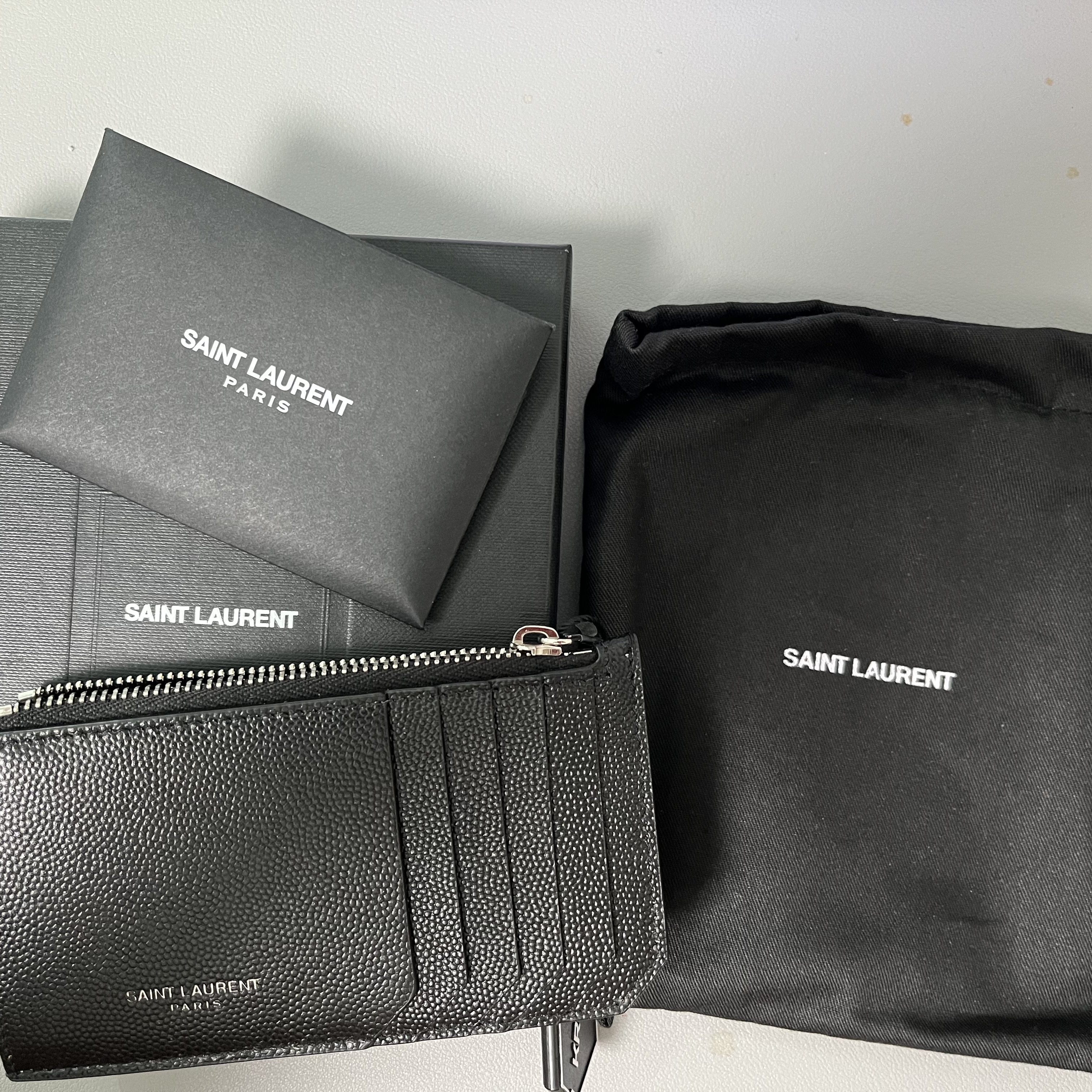 Saint Laurent Zipped Card Case Black 착용 스타일