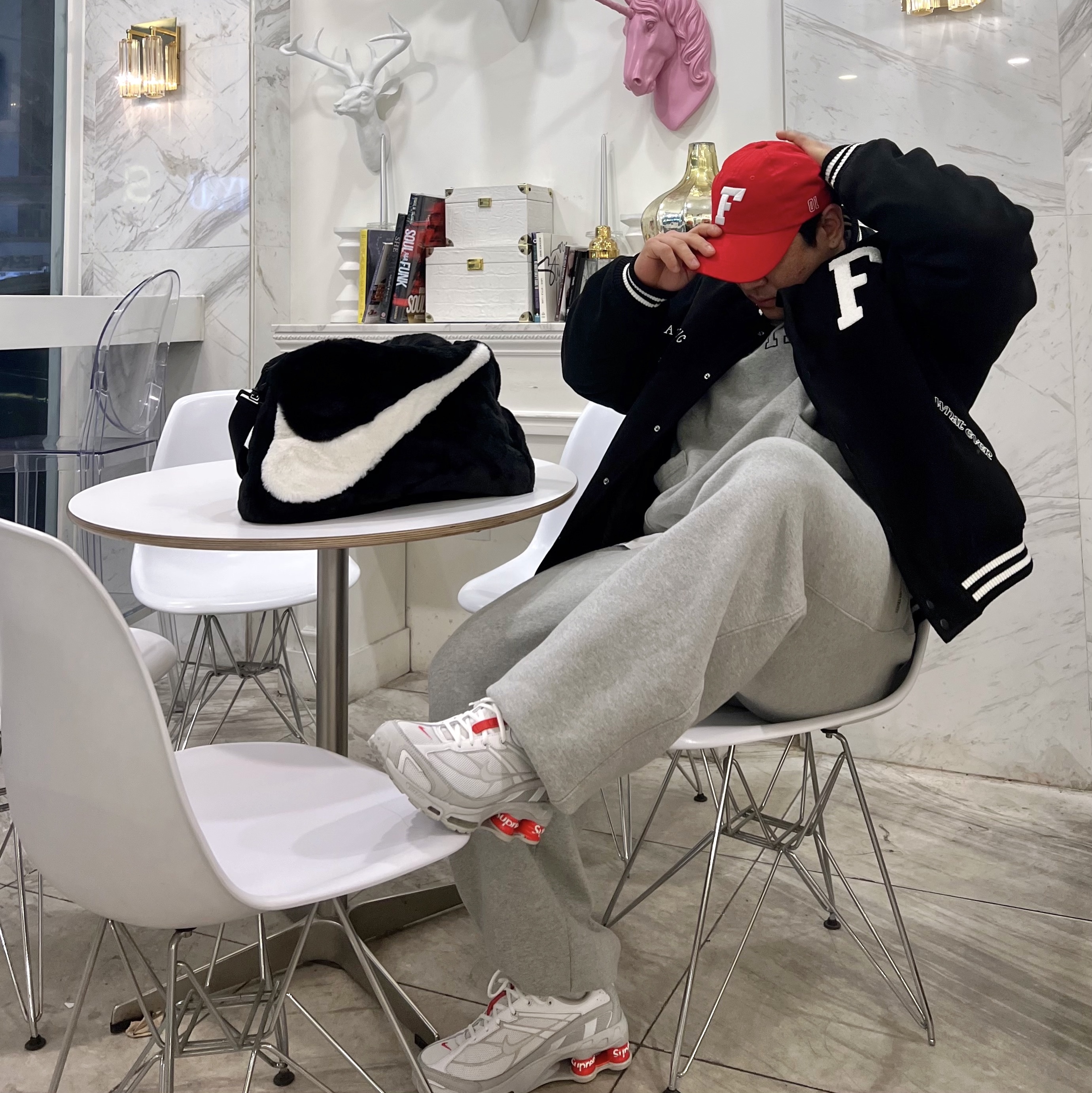 Nike x Supreme Shox Ride 2 SP White, Nike NSW Faux Fur Tote Bag Black 착용 스타일 - 1