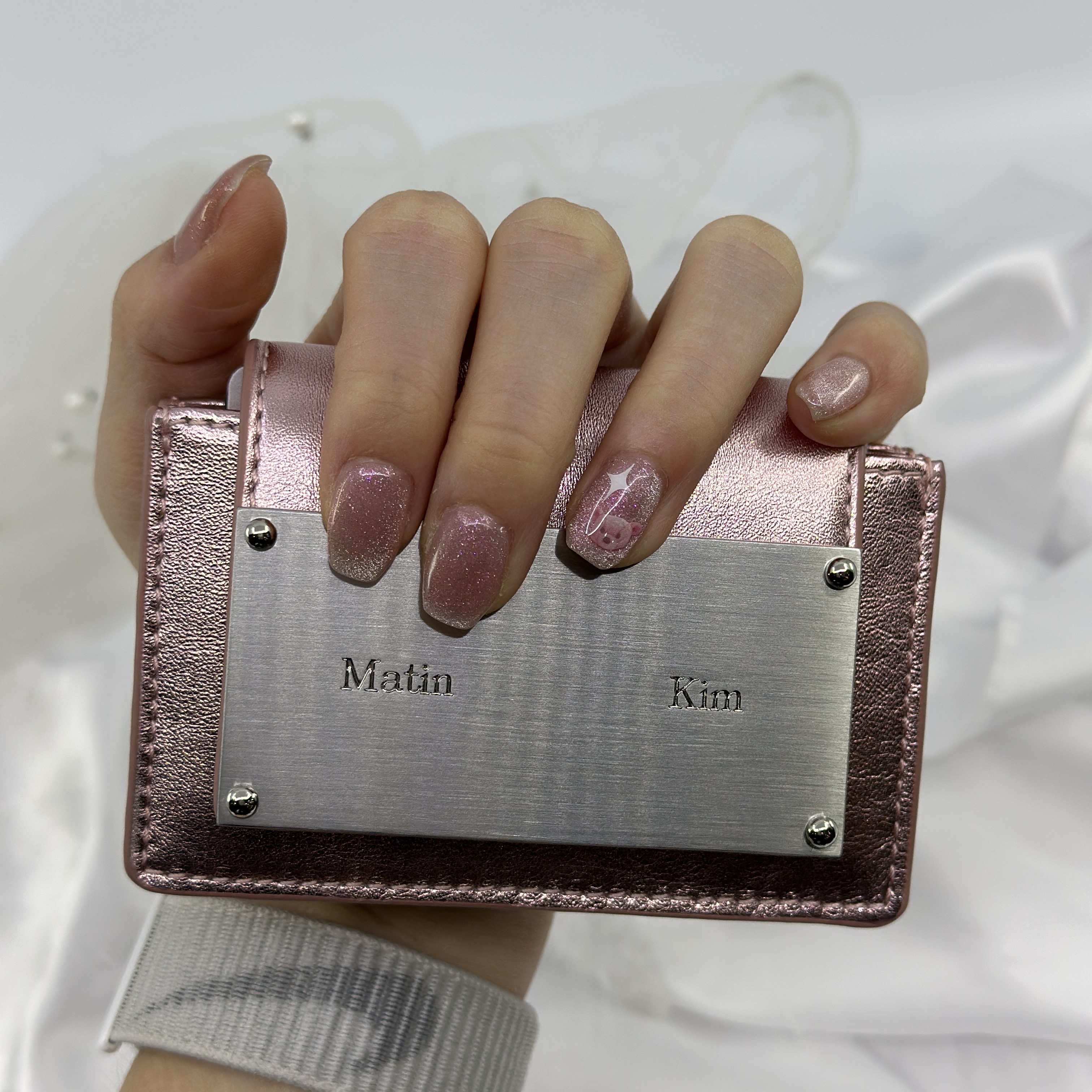 Matin Kim Accordion Wallet Indian Pink 착용 스타일