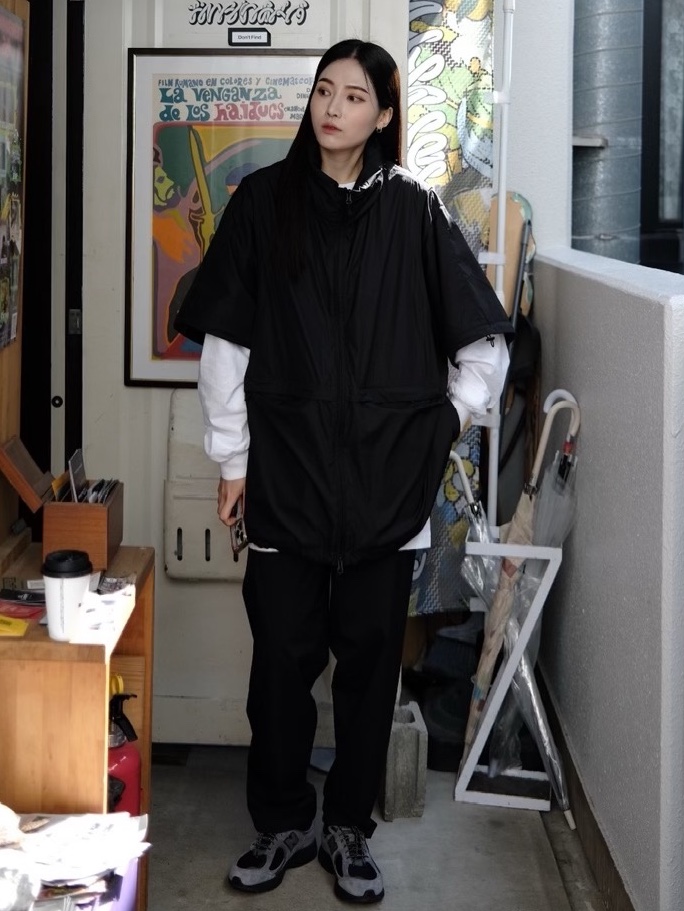New Balance x JJJJound 2002R Gore-Tex Charcoal 착용 스타일 - 5