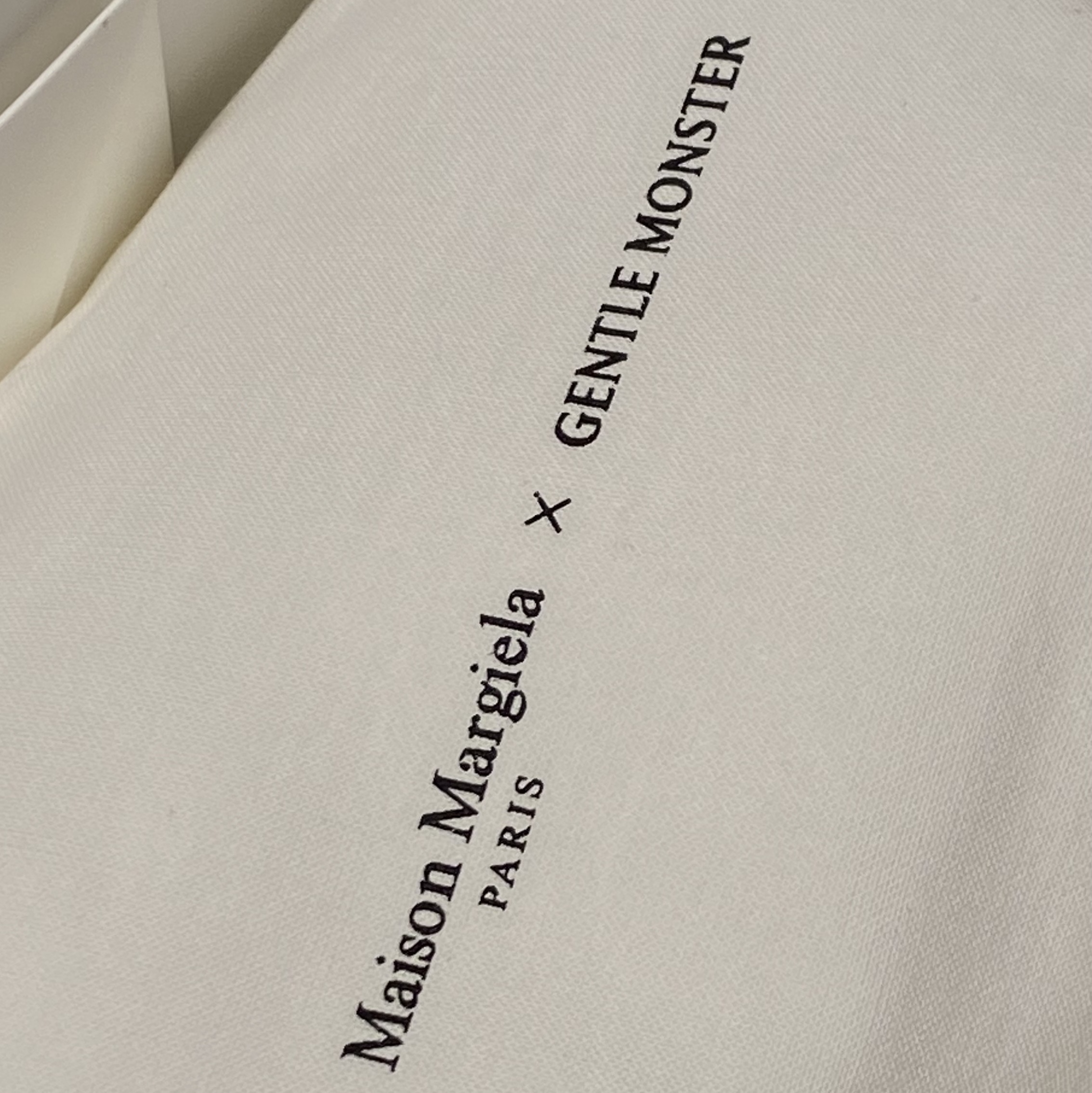 Gentle Monster x Maison Margiela MM104 Black Black 착용 스타일 - 3