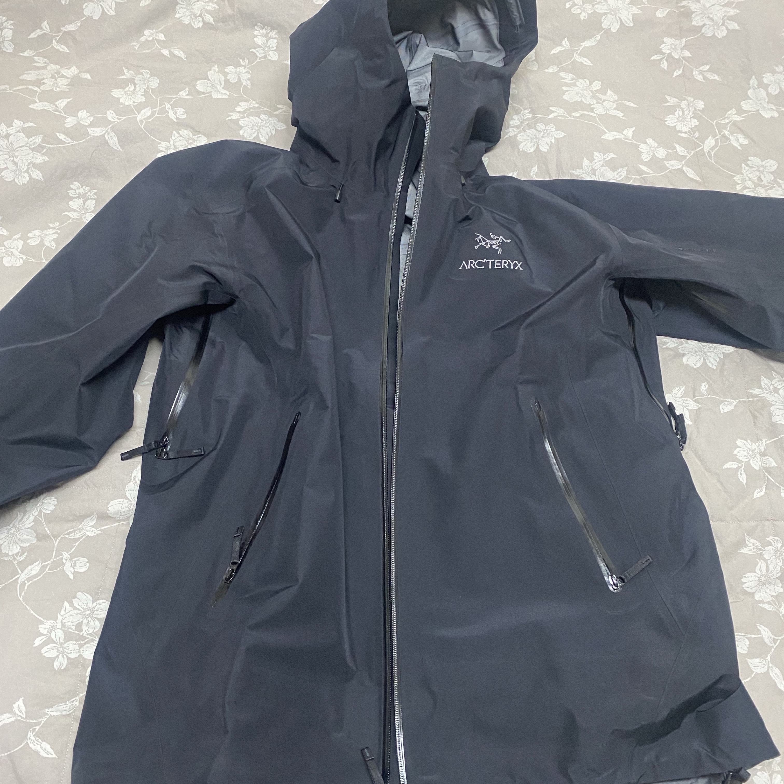 Arc'teryx Beta LT Jacket Black 착용 스타일
