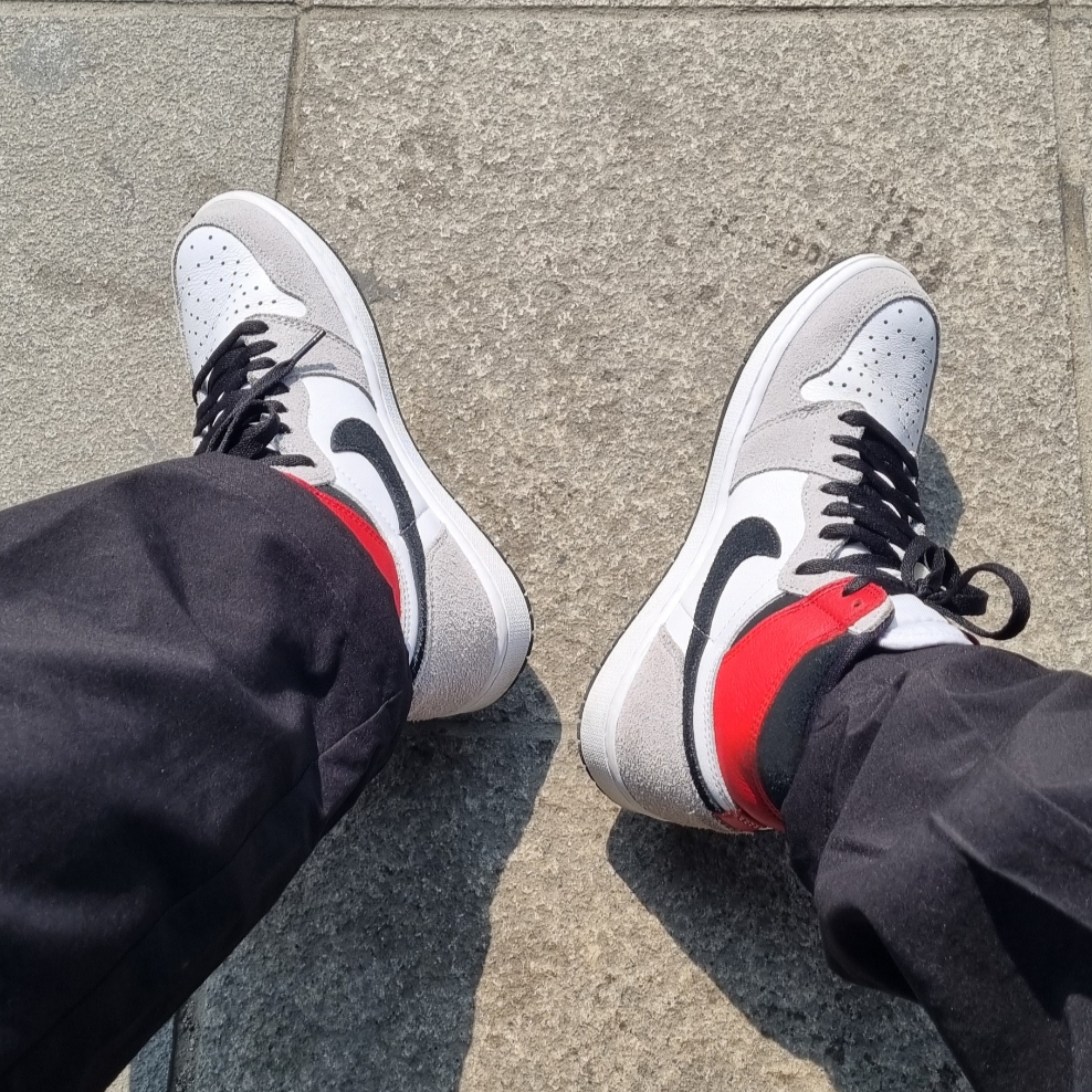 Jordan 1 Retro High OG Light Smoke Grey 착용 스타일 - 3