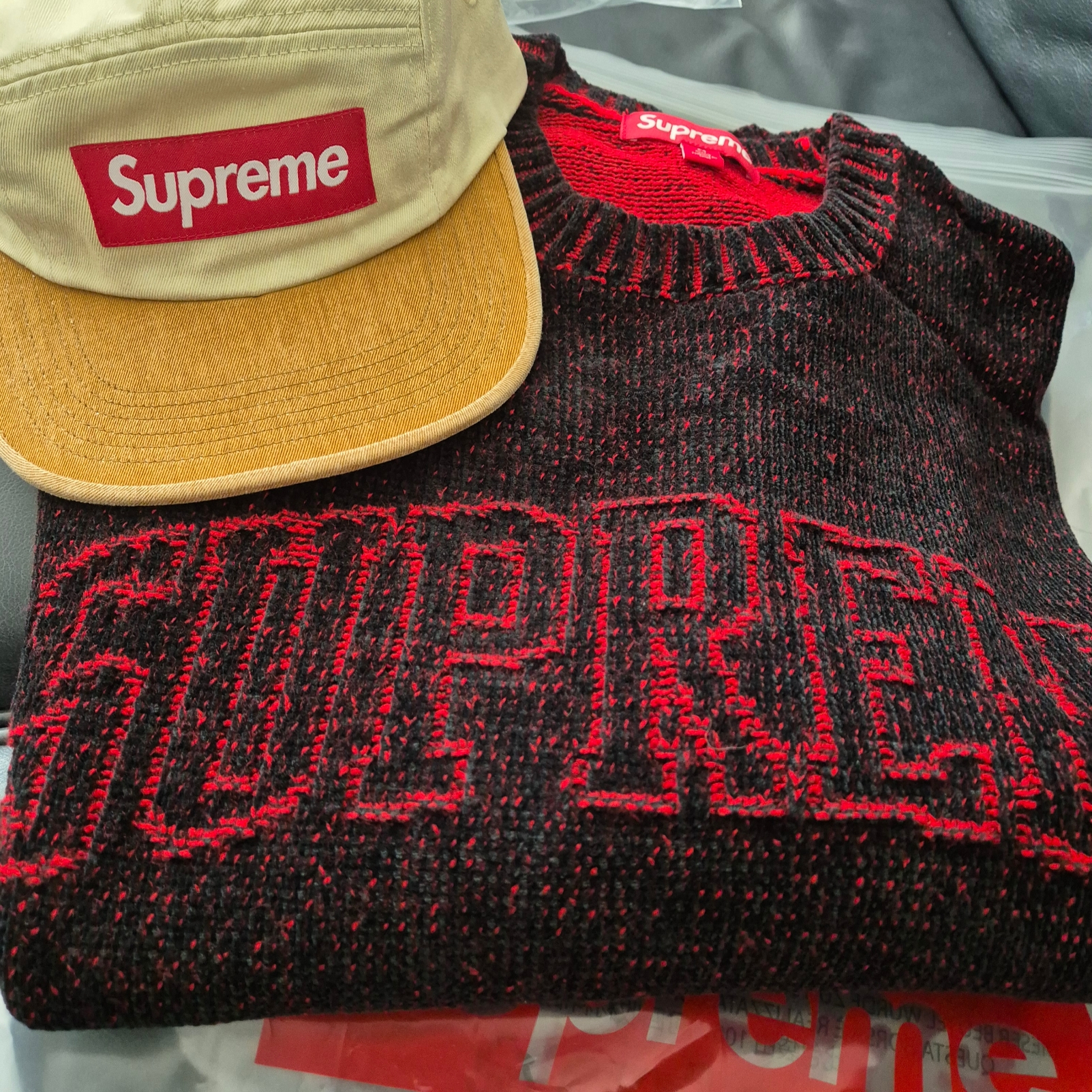 Supreme Contrast Arc Sweater Black - 24SS, Supreme Pigment 2-Tone Camp Cap Natural - 24SS 착용 스타일