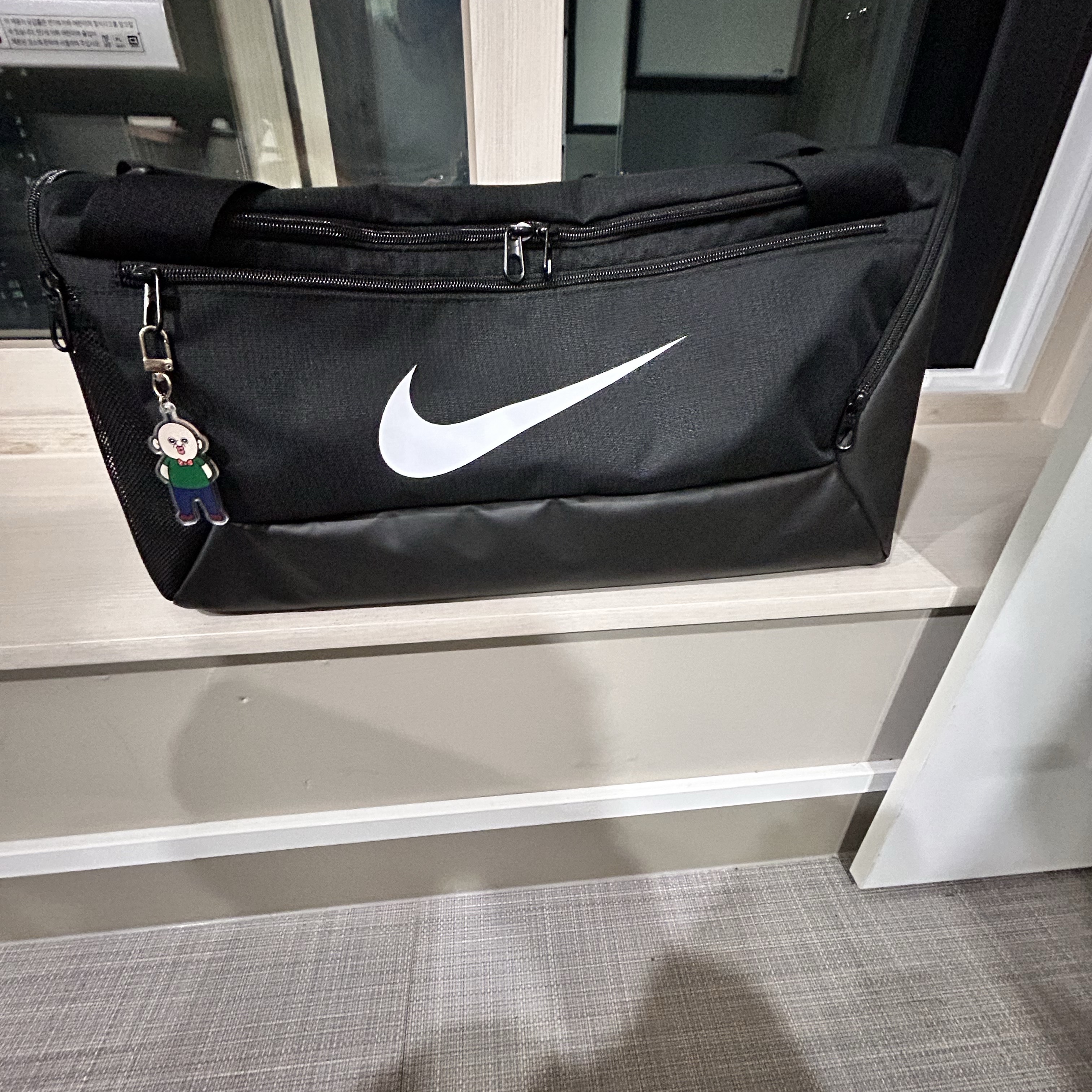 Nike Brasilia 9.5 Training Duffle Bag Small 41L Black, Bbangbbang Flower Holding Keyring 착용 스타일 - 1