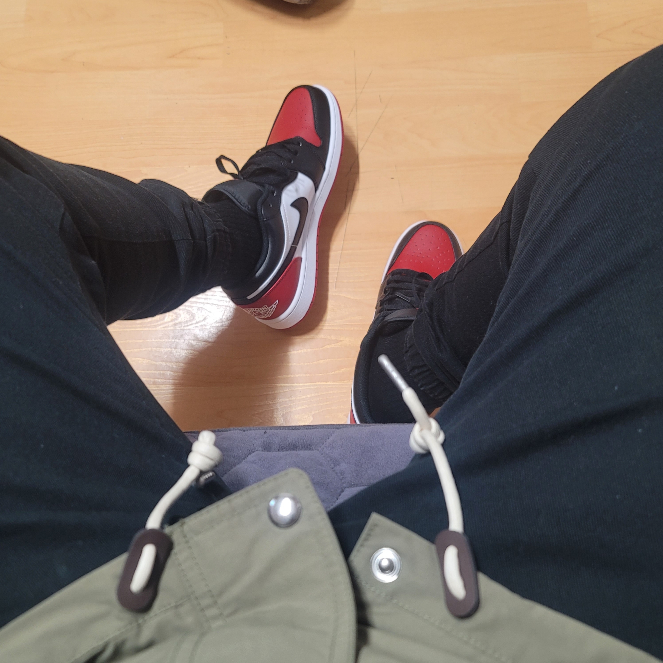 Jordan 1 Low White Varsity Red 착용 스타일 - 2