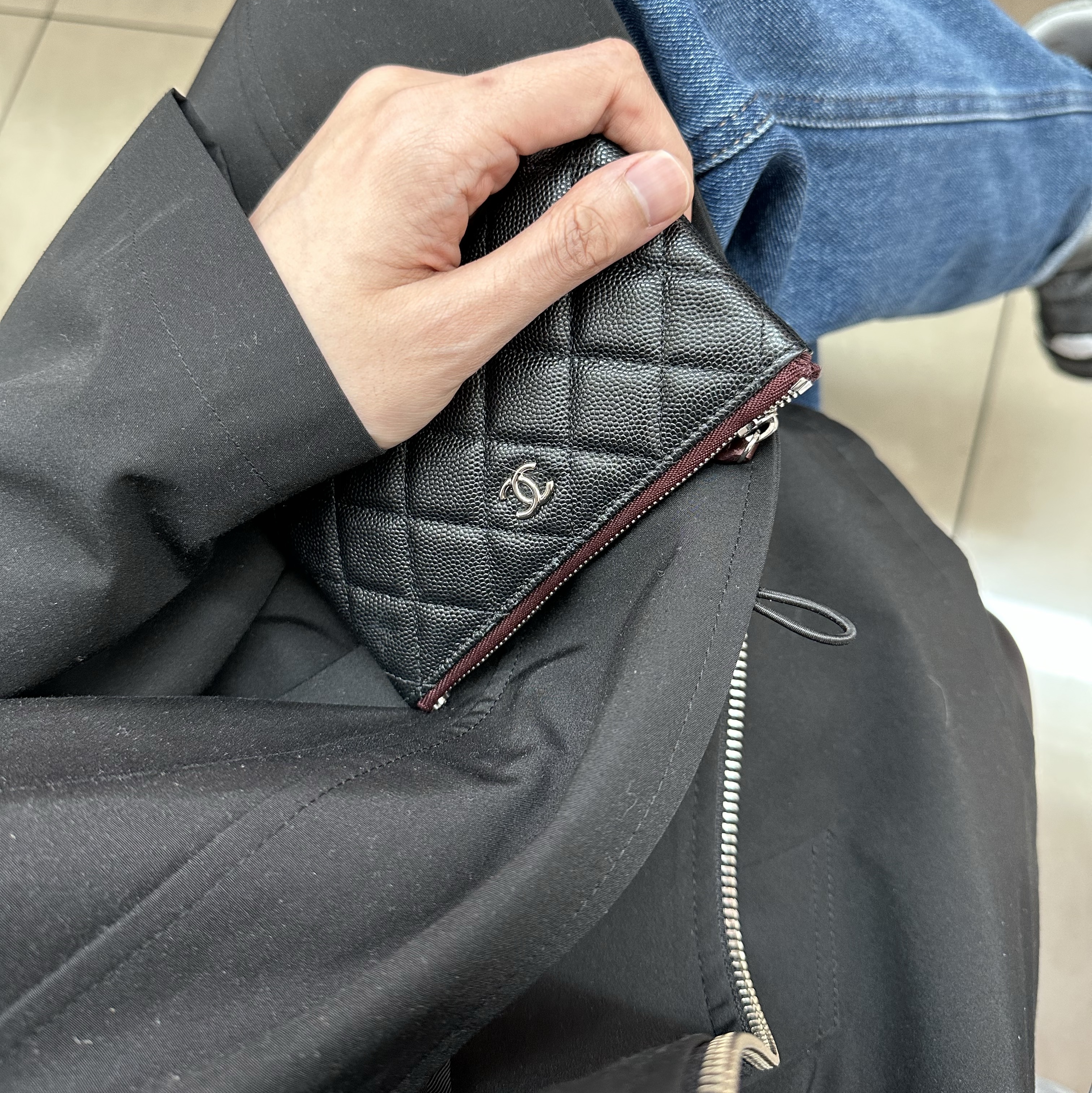 Our Legacy Sling Bag Washed Black Denim, Chanel Classic Mini Pouch Grained Calfskin & Gold Black 착용 스타일 - 4