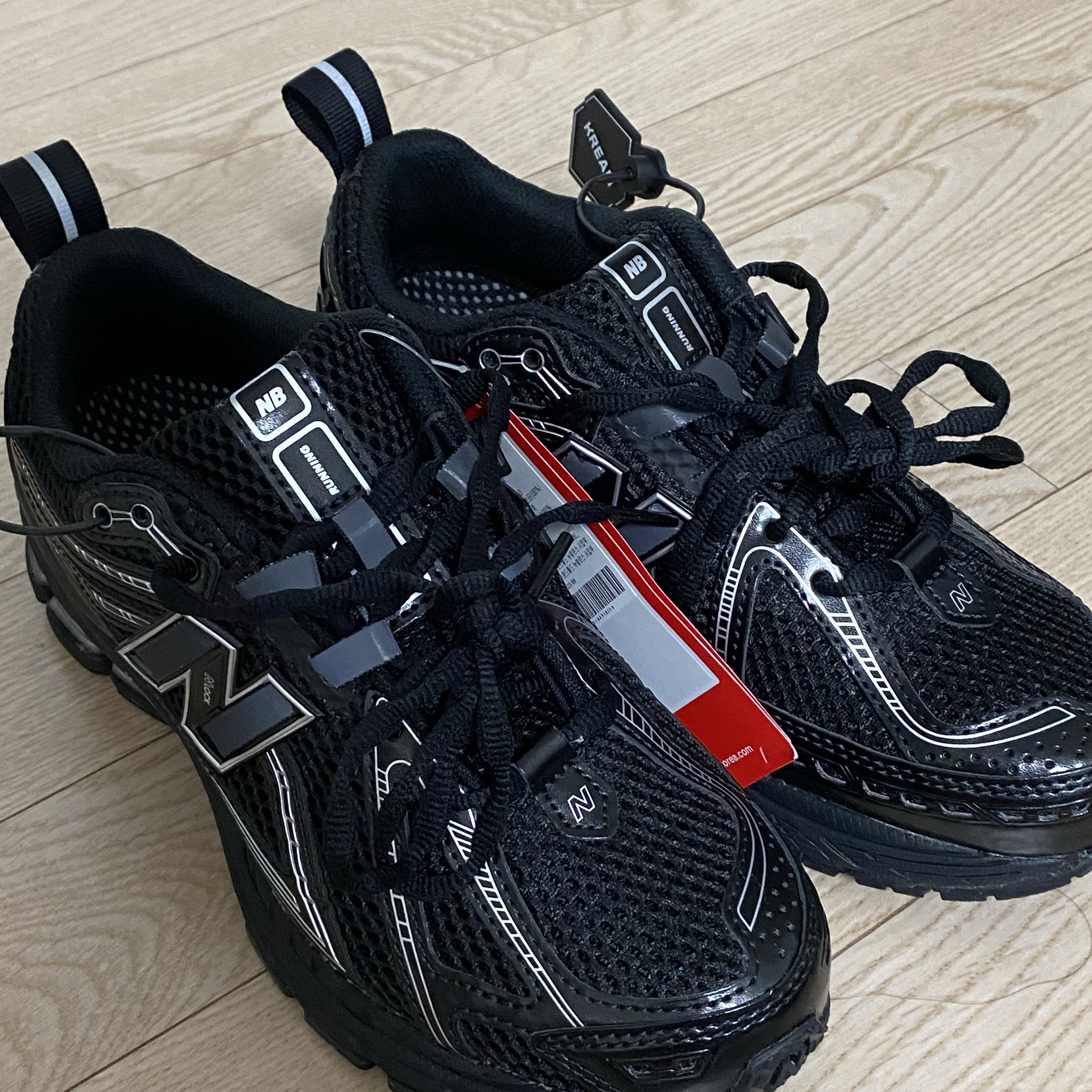 New Balance 1906R Black Silver Metallic 착용 스타일