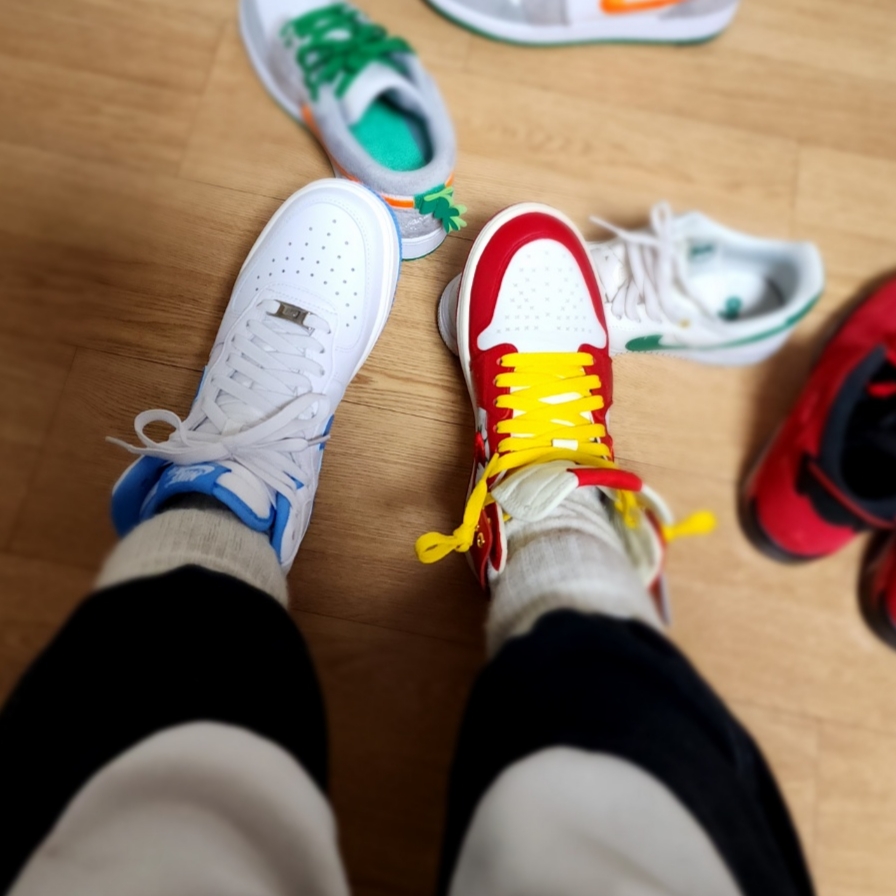 (W) Jordan 1 x Teyana Taylor Zoom CMFT 2 Gym Red, Nike Air Force 1 '07 LV8 40th Anniversary Join Forces Sail Malachite 착용 스타일 - 3