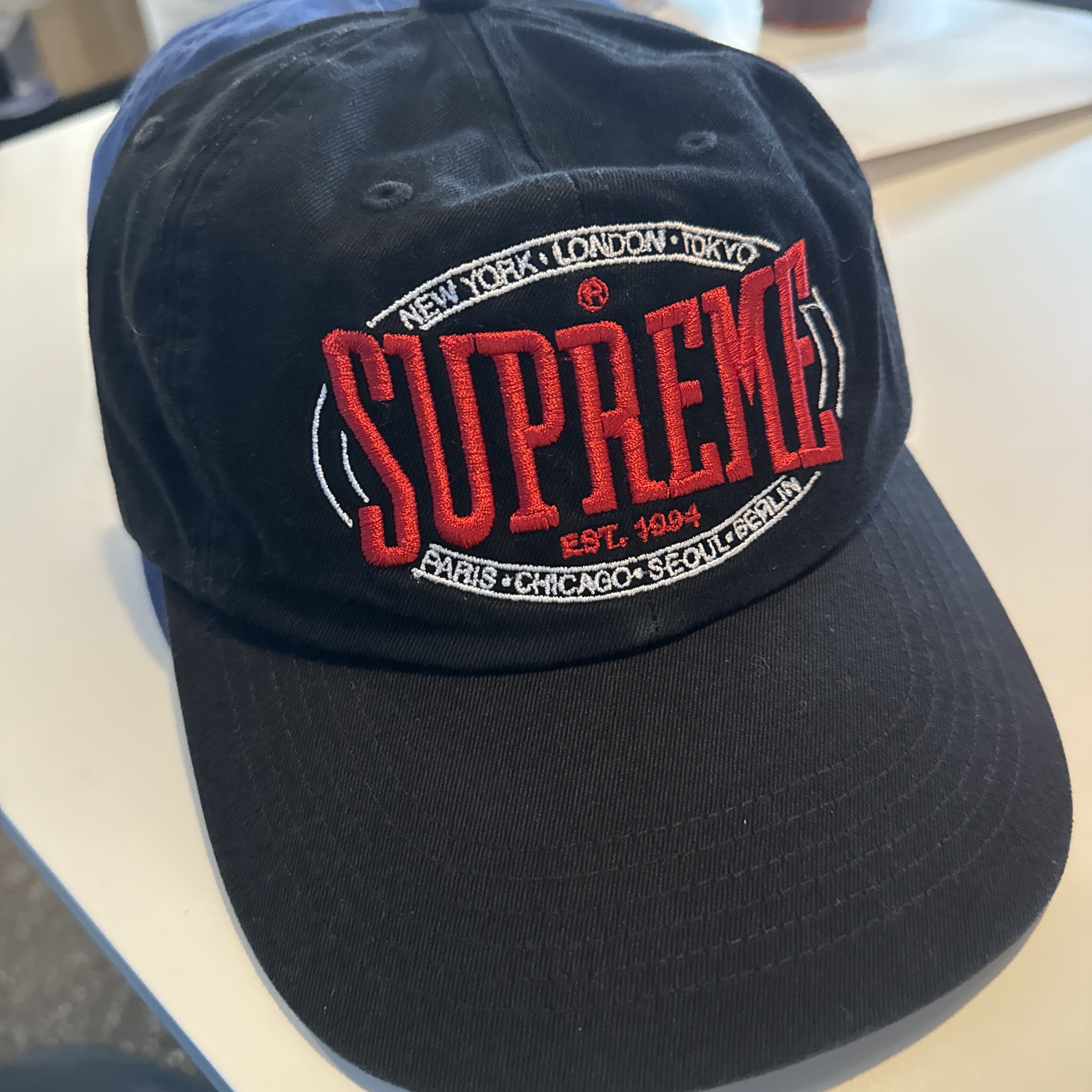 Supreme Warm Up 6-Panel Black - 23FW, Supreme Warm Up 6-Panel Navy - 23FW 착용 스타일 - 1
