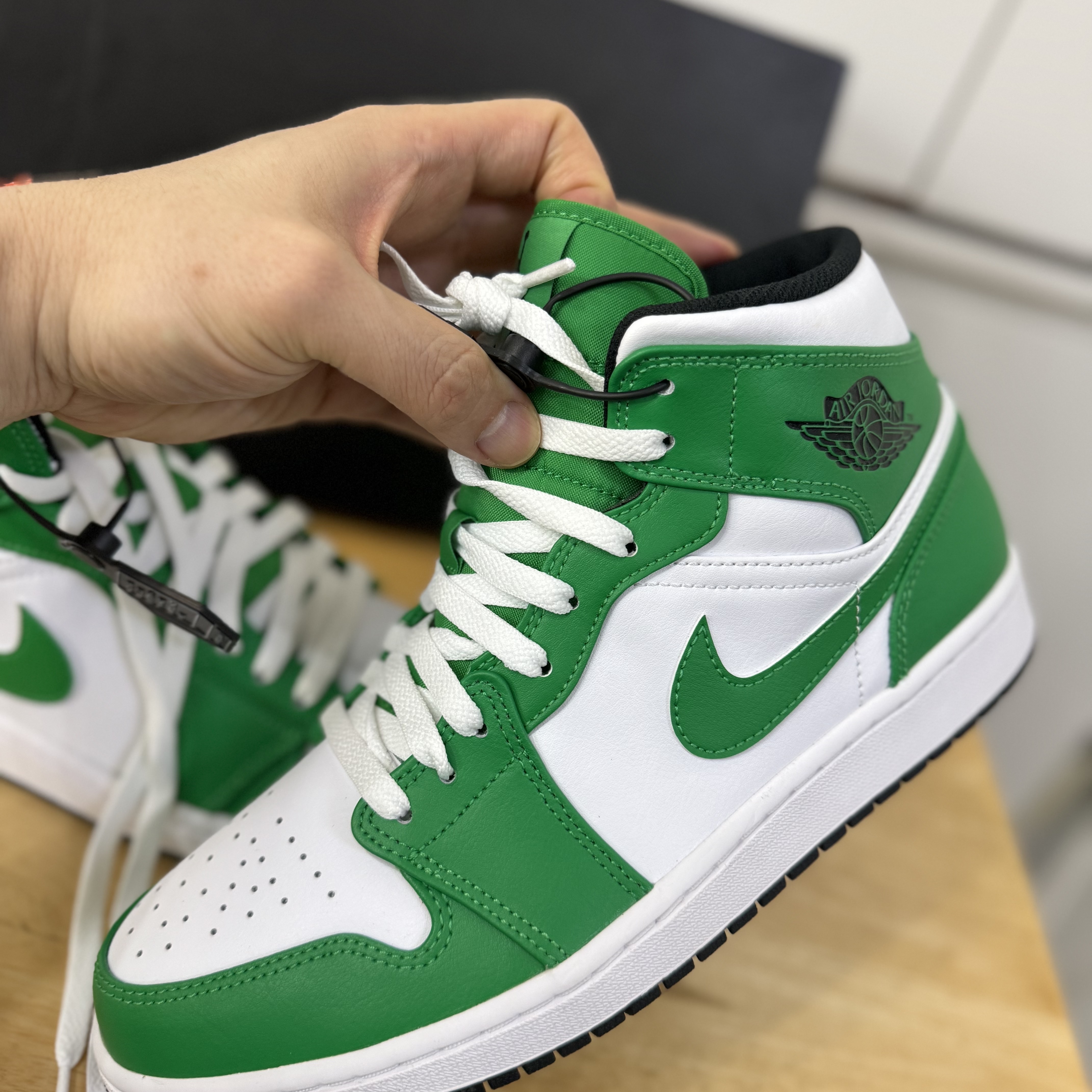 Jordan 1 Mid Lucky Green 착용 스타일 - 1