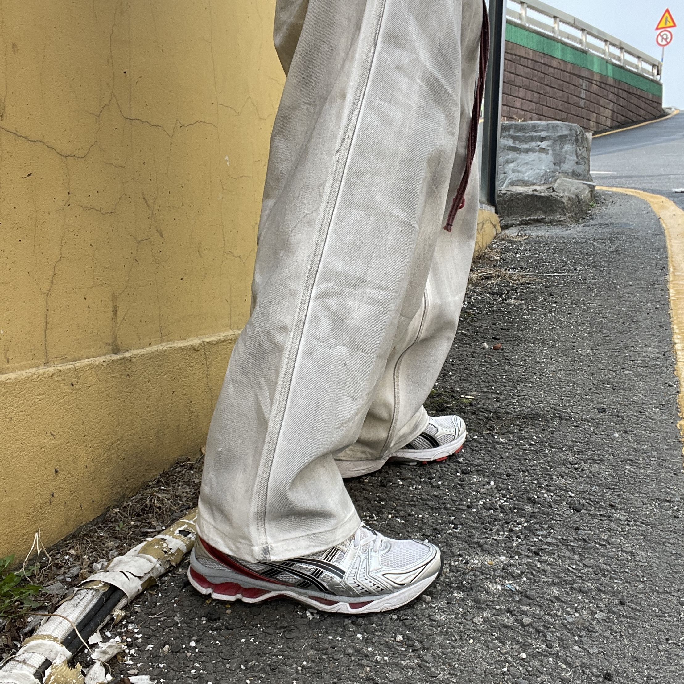 Asics Gel-Kayano 14 White Classic Red, Gentle Monster x Maison Margiela MM007 Black Black 착용 스타일 - 4