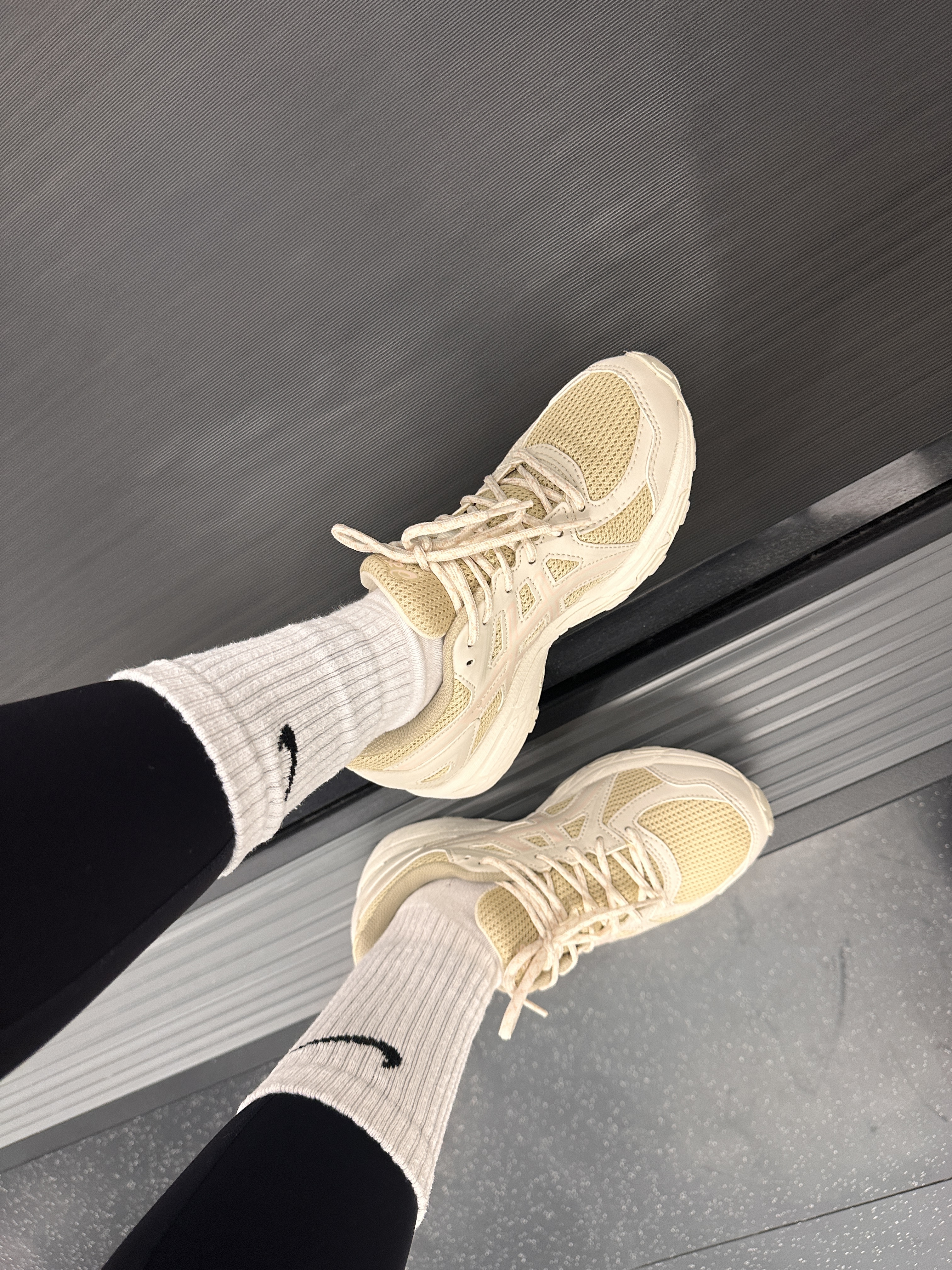 (W) Asics Jog 100 T Birch Cream - 2E Extra Wide 착용 스타일 - 1