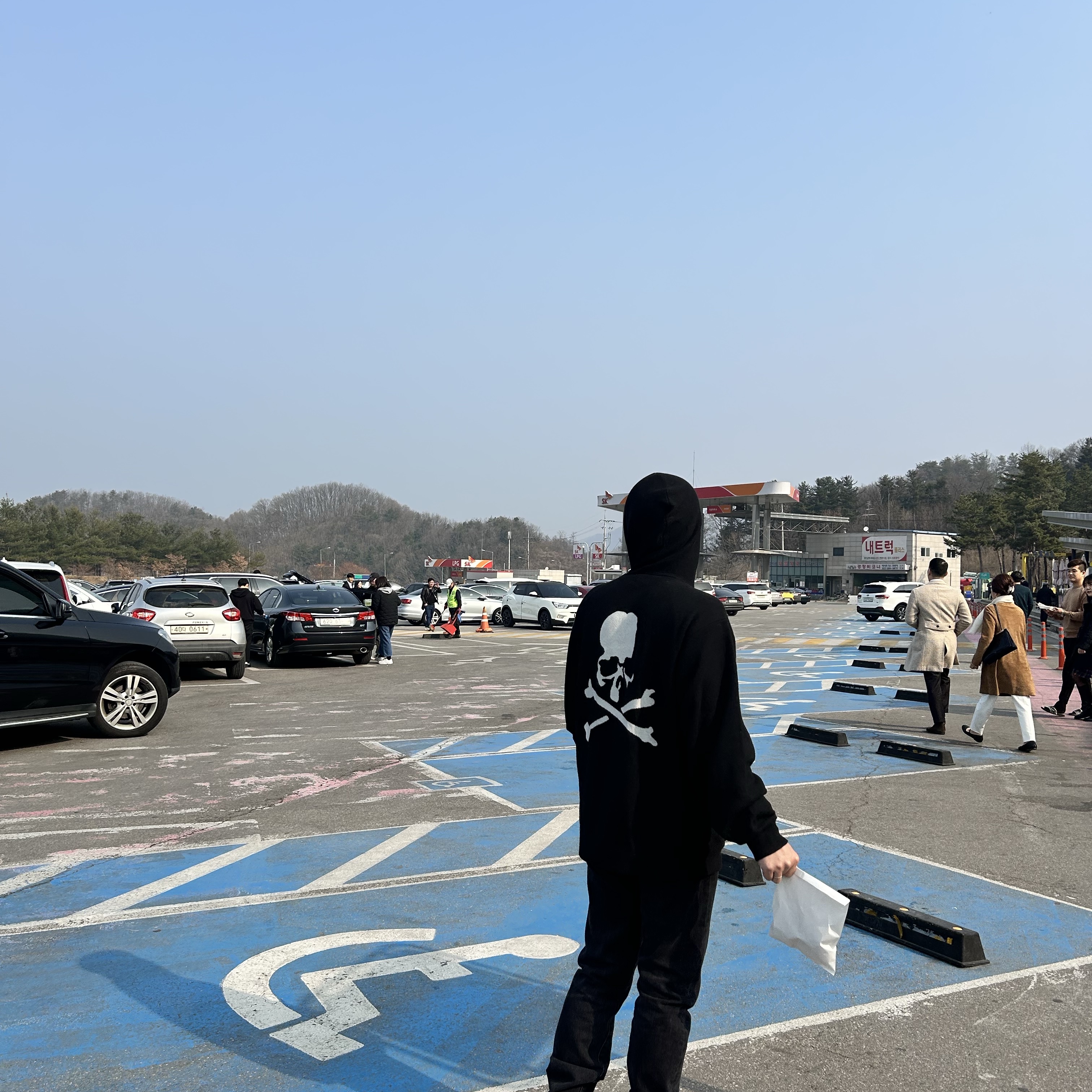Vans Vault x Mastermind World Zip Hoodie Black, Rick Owens Drkshdw Calf Leather Penta Sneakers Black Milk White 착용 스타일 - 1