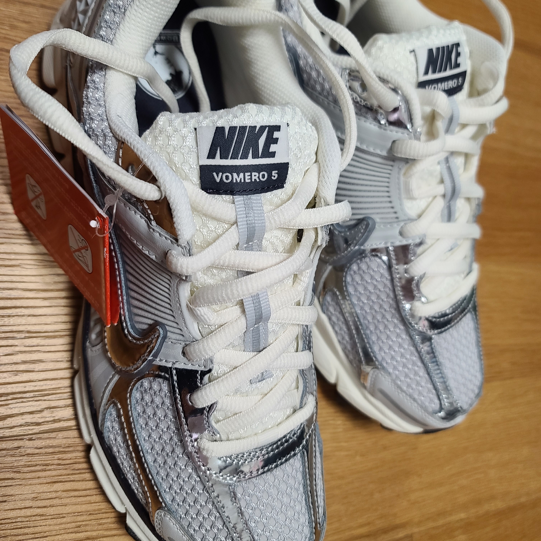 (W) Nike Zoom Vomero 5 Photon Dust and Metallic Silver 착용 스타일