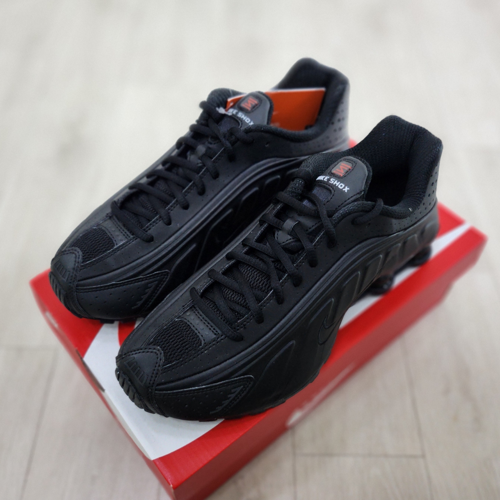 (W) Nike Shox R4 Black 착용 스타일 - 2
