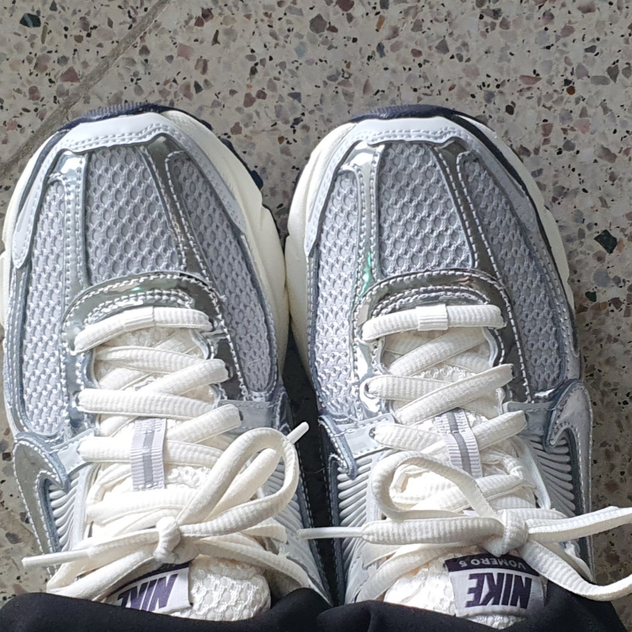 (W) Nike Zoom Vomero 5 Photon Dust and Metallic Silver 착용 스타일