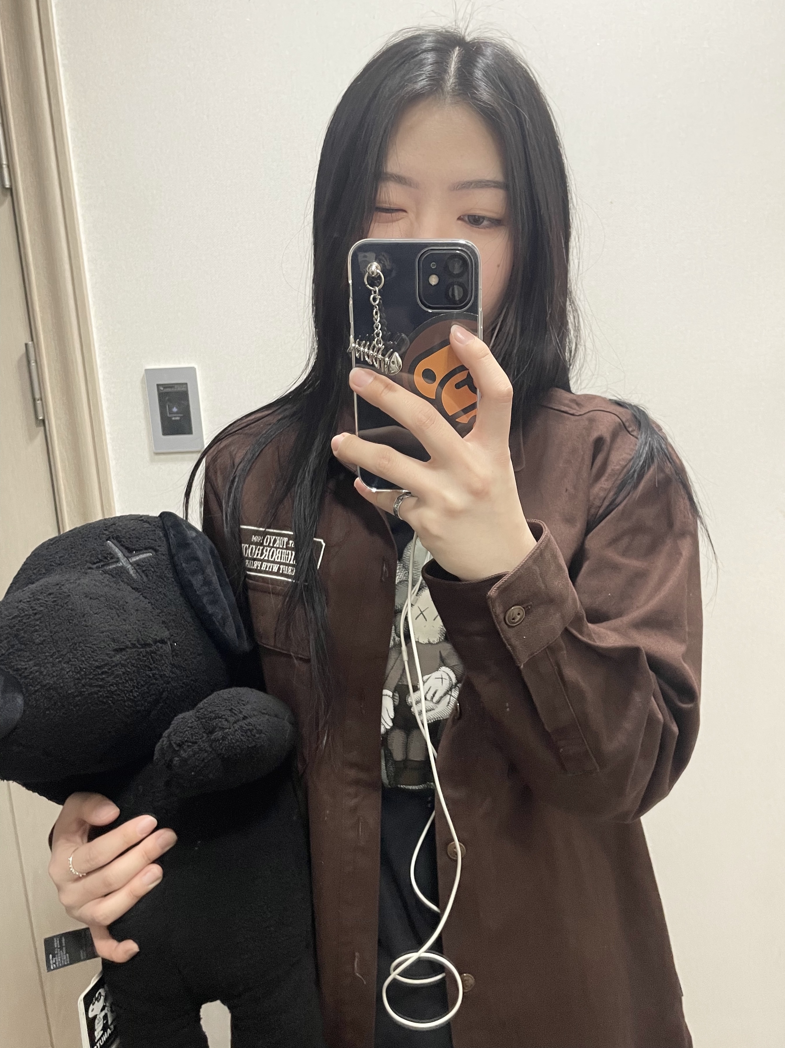(Kids) Uniqlo UT x Kaws Short Sleeve Graphic T-Shirt Black 착용 스타일 - 1