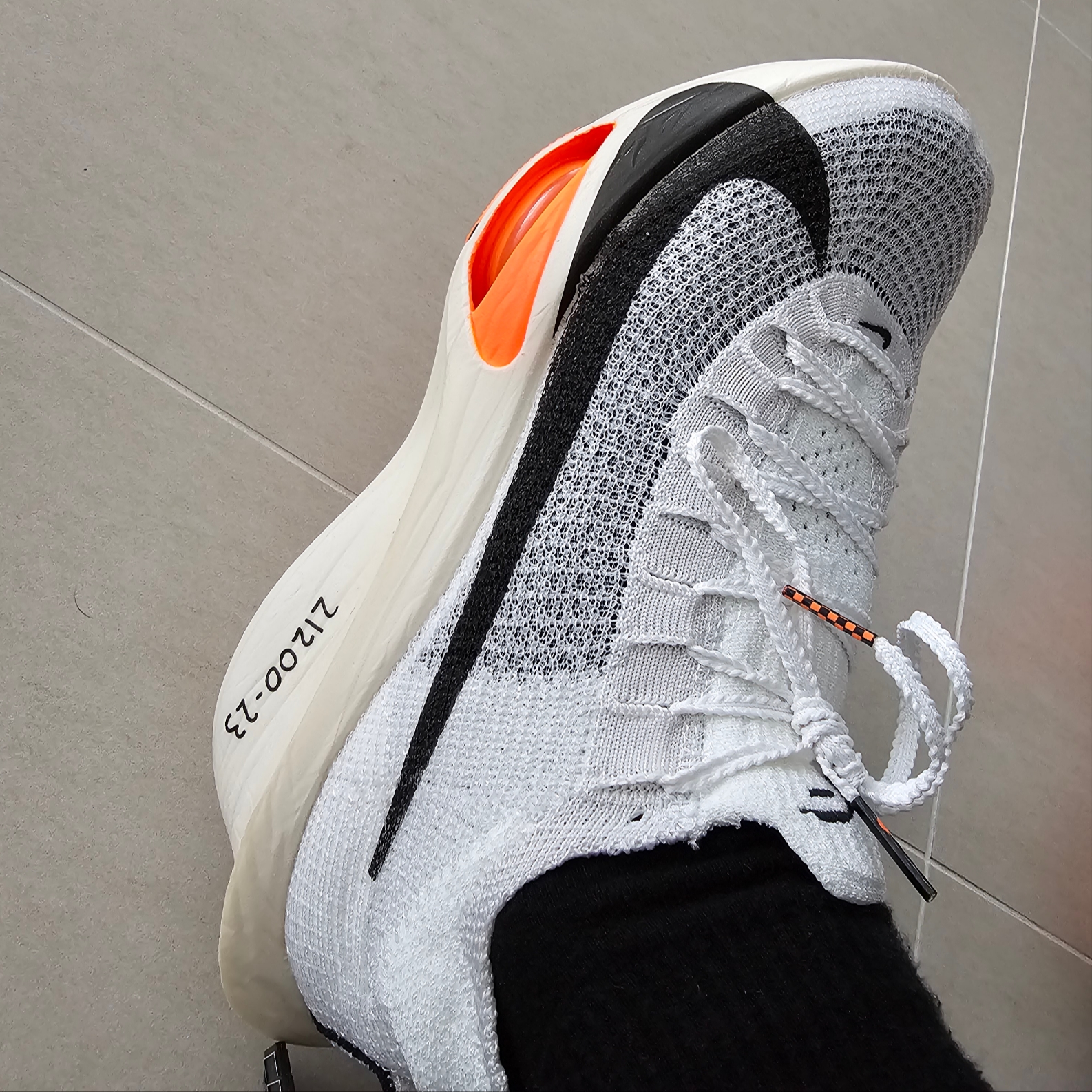 (W) Nike Air Zoom Alphafly Next% 3 Proto White Total Orange 착용 스타일 - 3