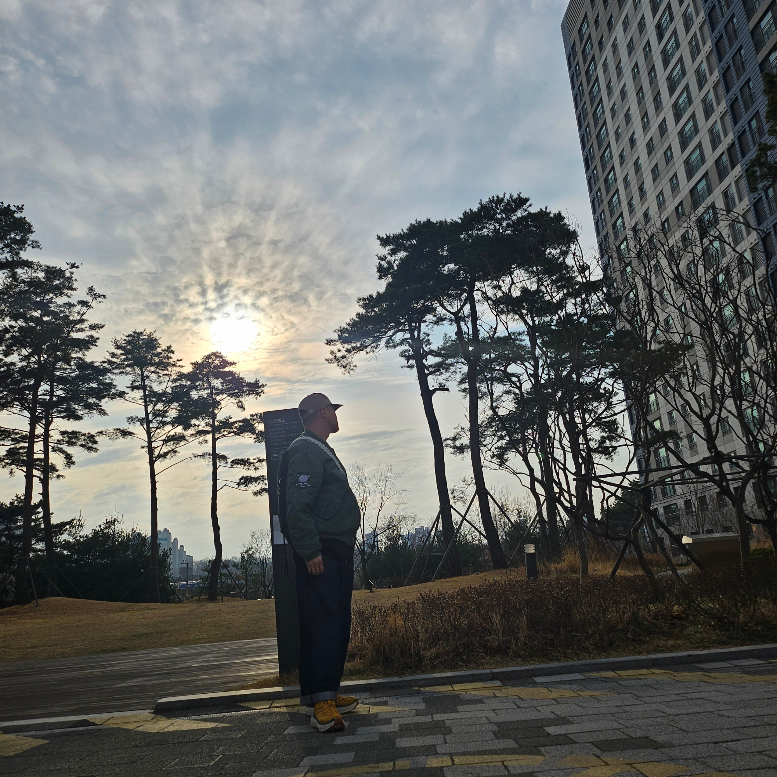 Stussy Basic Strapback Cap Khaki, Supreme x Bounty Hunter MA-1 Jacket Olive - 23FW 착용 스타일 - 3