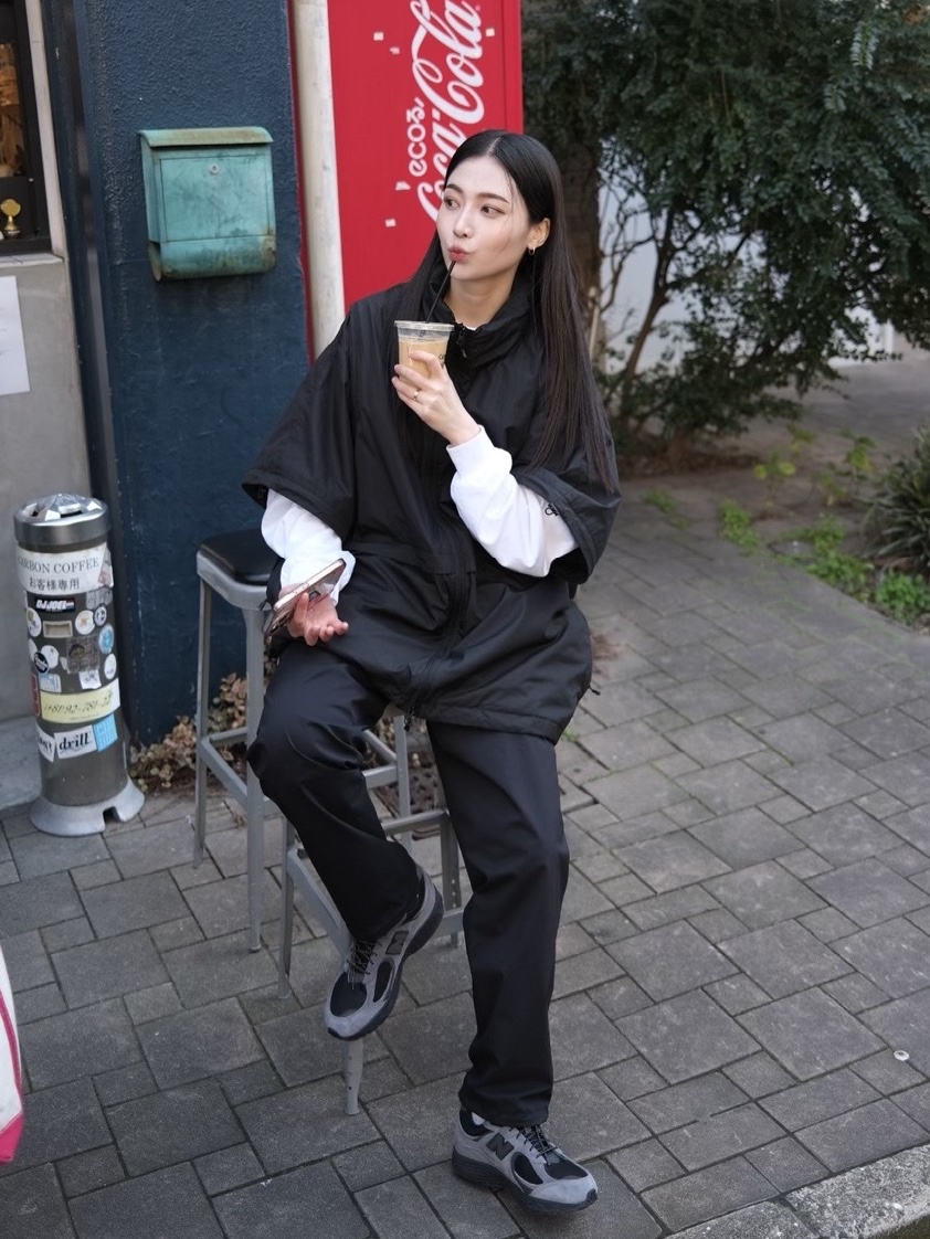 New Balance x JJJJound 2002R Gore-Tex Charcoal 착용 스타일 - 4