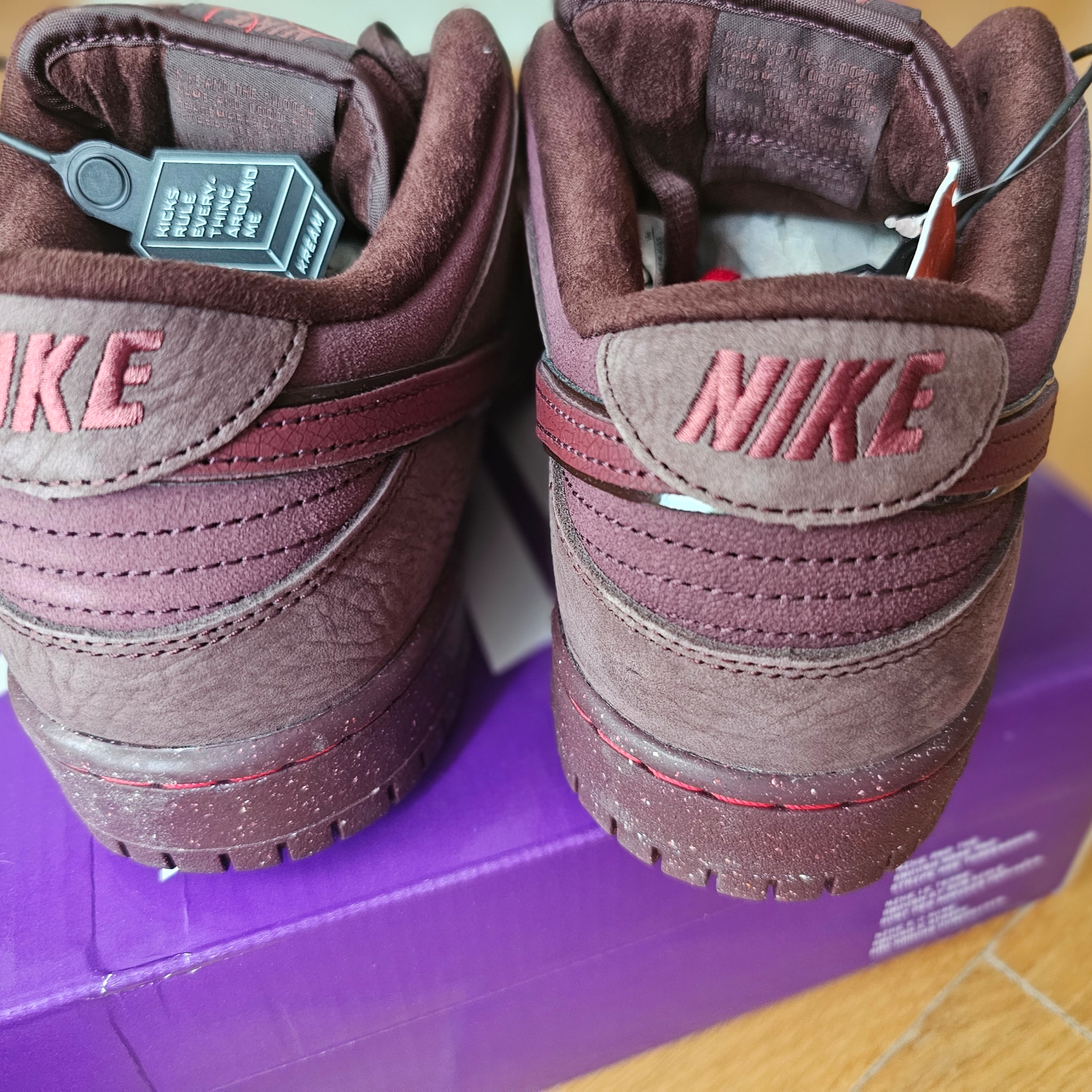 Nike SB Dunk Low PRM Burgundy Crush 착용 스타일 - 3