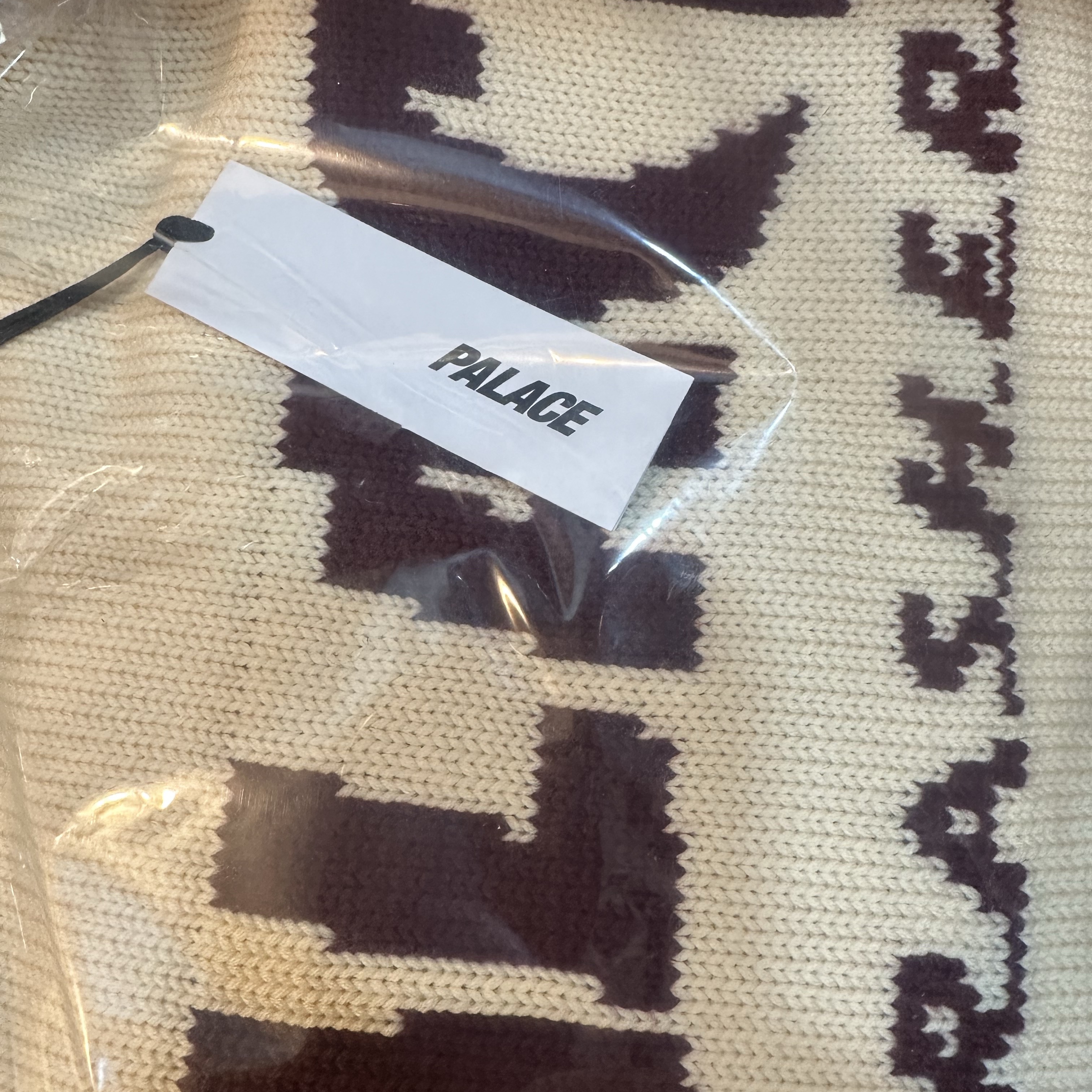 Palace x Thrasher Knit Beige - 24SS 착용 스타일