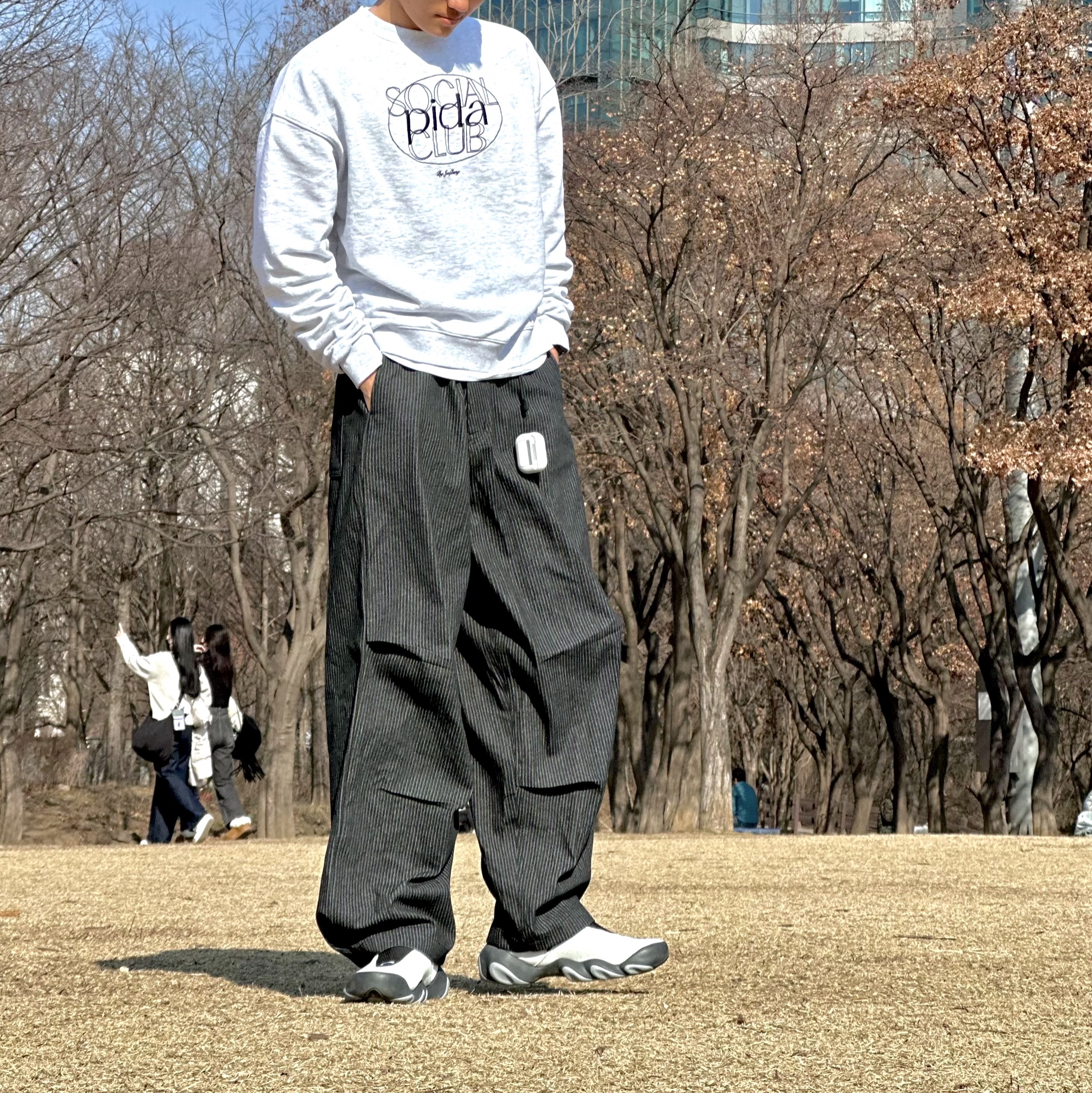 Oakley Factory Team x Brain Dead Flesh White Birch 착용 스타일 - 4