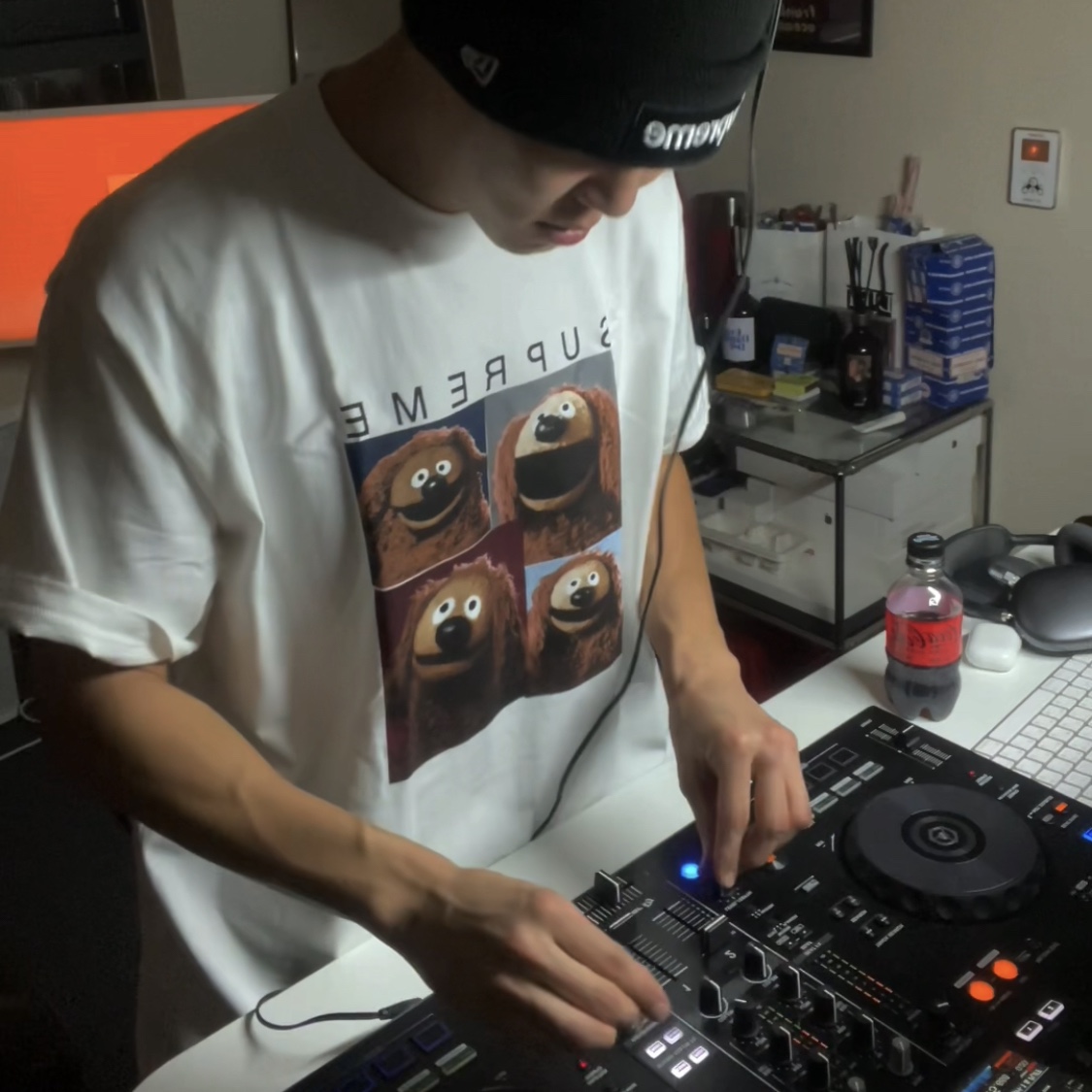 Supreme Rowlf T-Shirt White - 24SS 착용 스타일